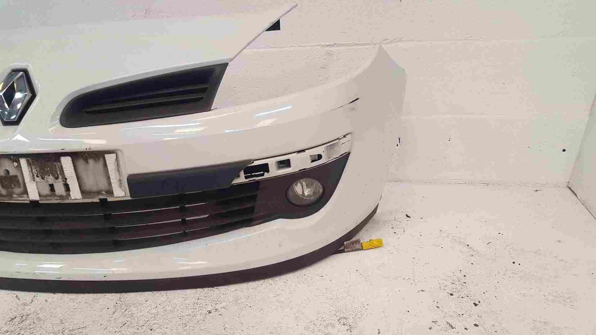 Thumb 4 Renault Clio MK3 2005-2009 Front Bumper White Ov369 185 FOG LIGHTS 
