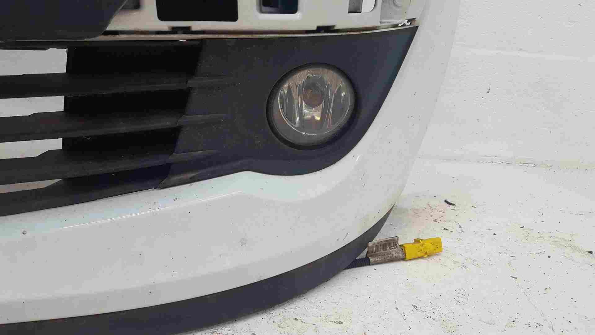 Thumb 9 Renault Clio MK3 2005-2009 Front Bumper White Ov369 185 FOG LIGHTS 