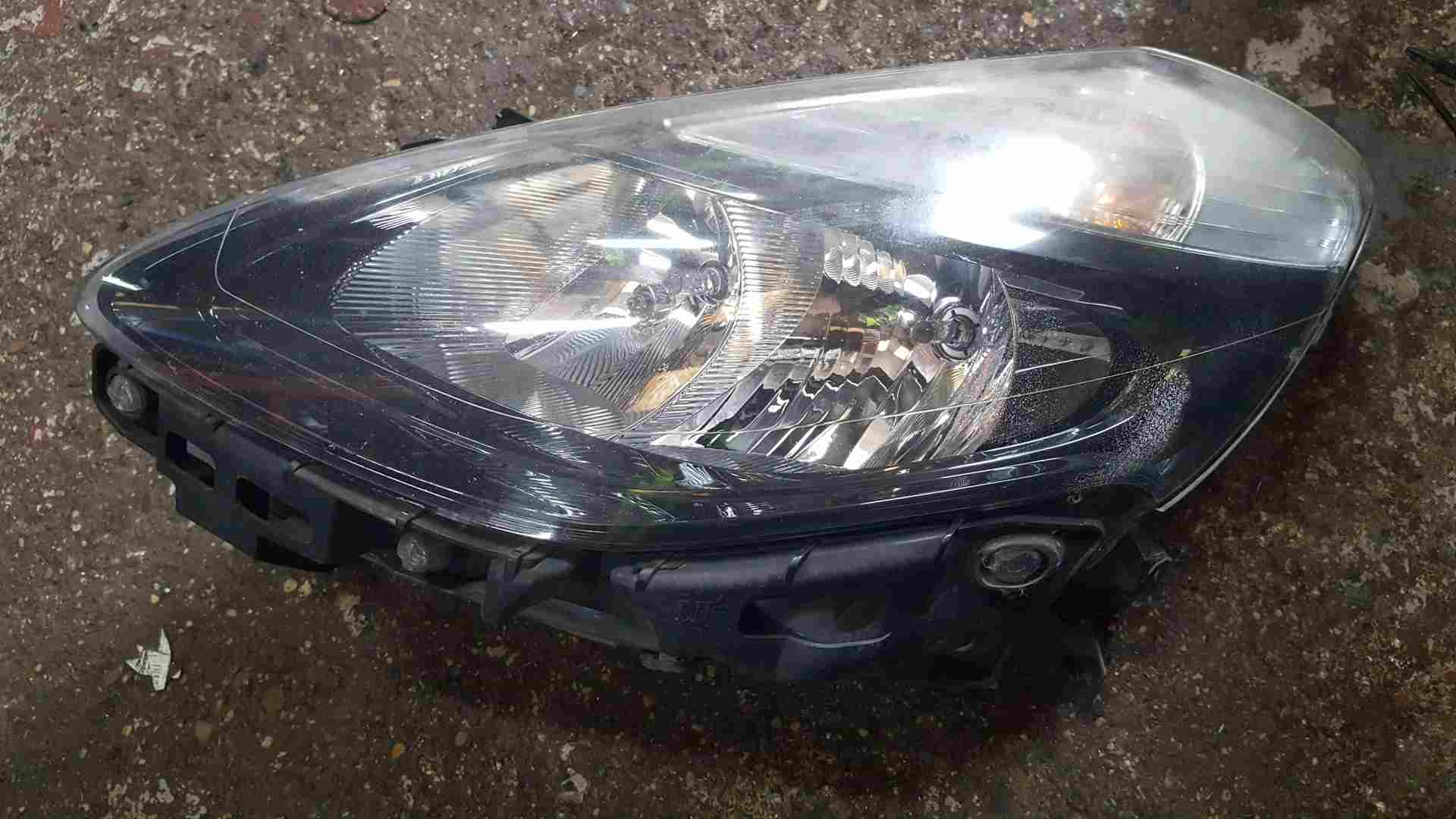 Thumb 2 Renault Clio MK3 2009-2012 Passenger NSF Front Headlight Black Facelift CLOUDY