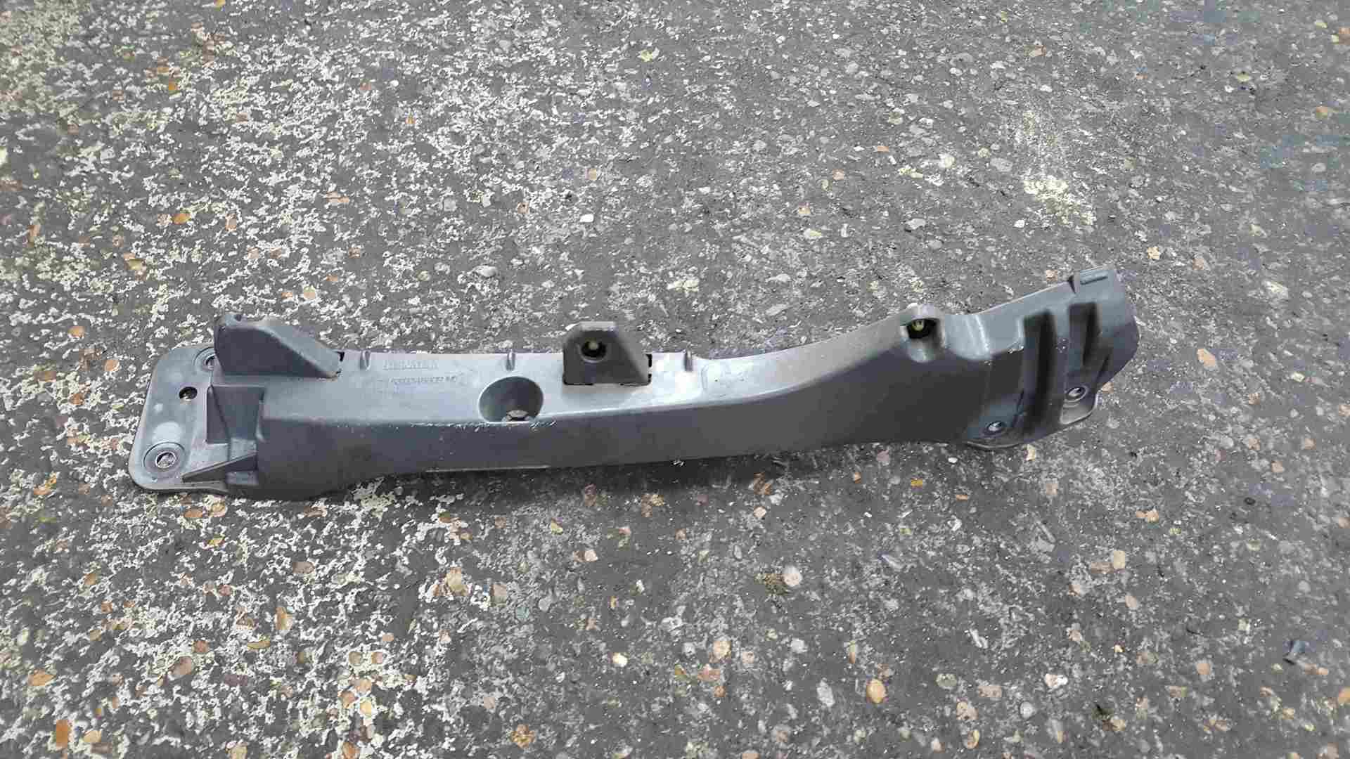 Renault Clio MK3 2009-2012 Passenger NSF Front Wing Bracket 631234880R
