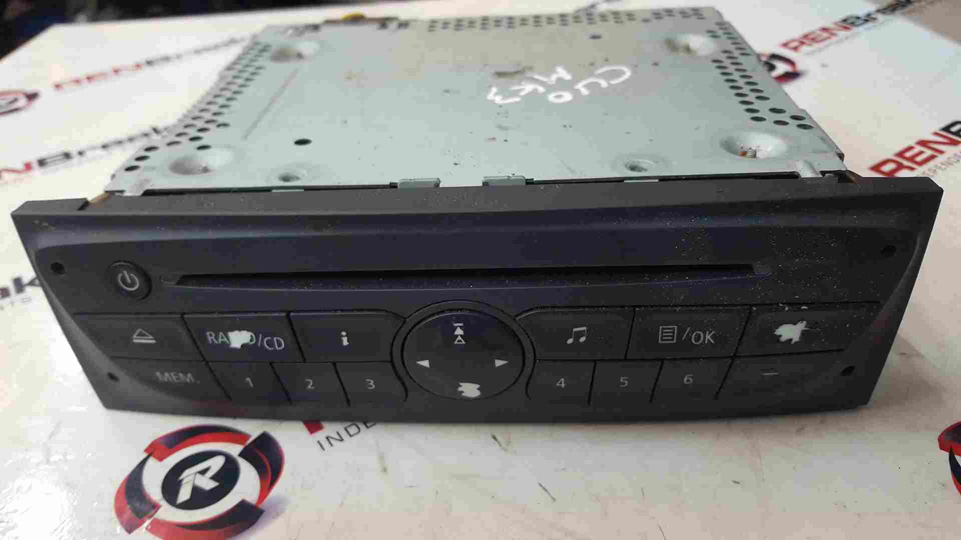 Thumb 2 Renault Clio MK3 2009-2012 Radio Stereo Cd Player + Code 281150038R