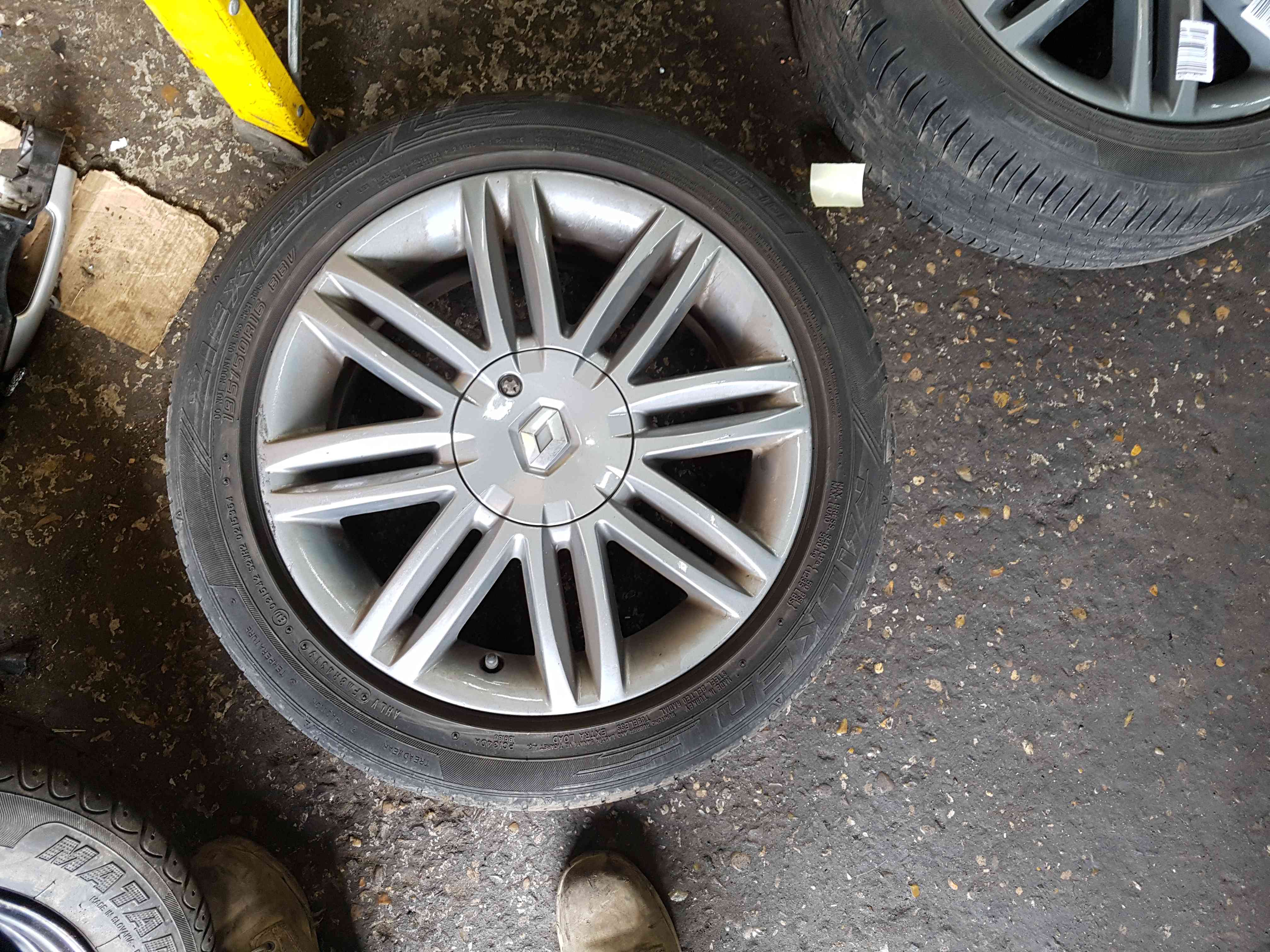 Thumb 2 Renault Clio MK3 2009-2012 Solonia Alloy Wheel 3/5 8200899145 Anthracite 