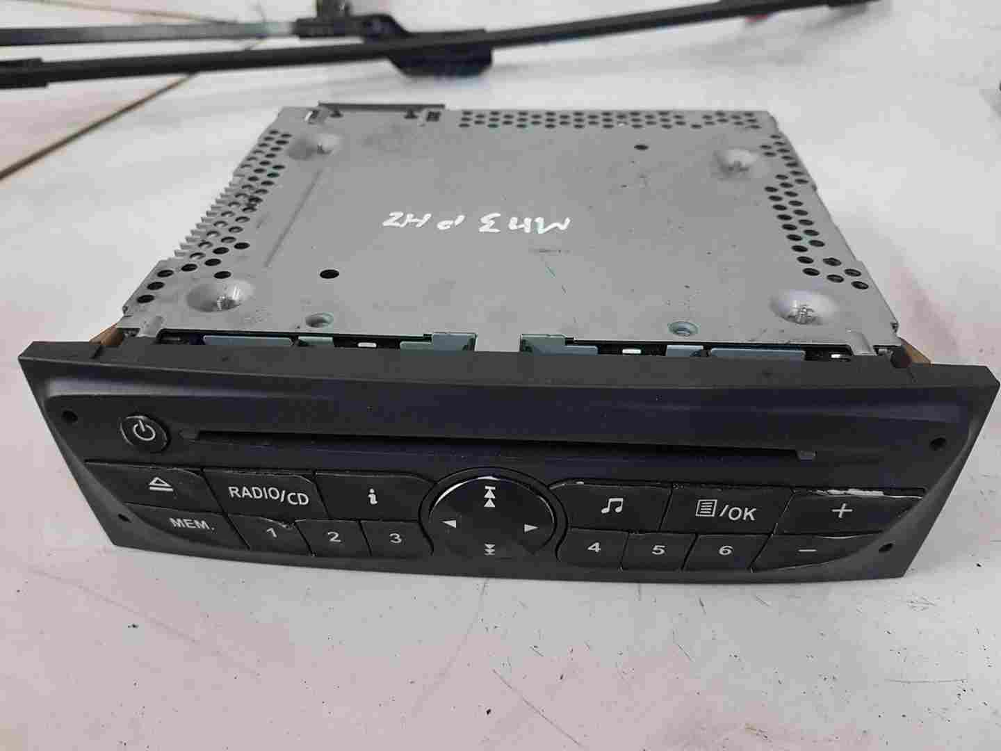 Renault Clio MK3 2009-2012 TOM Tom SAT Nav Cd Player Radio 281150038R