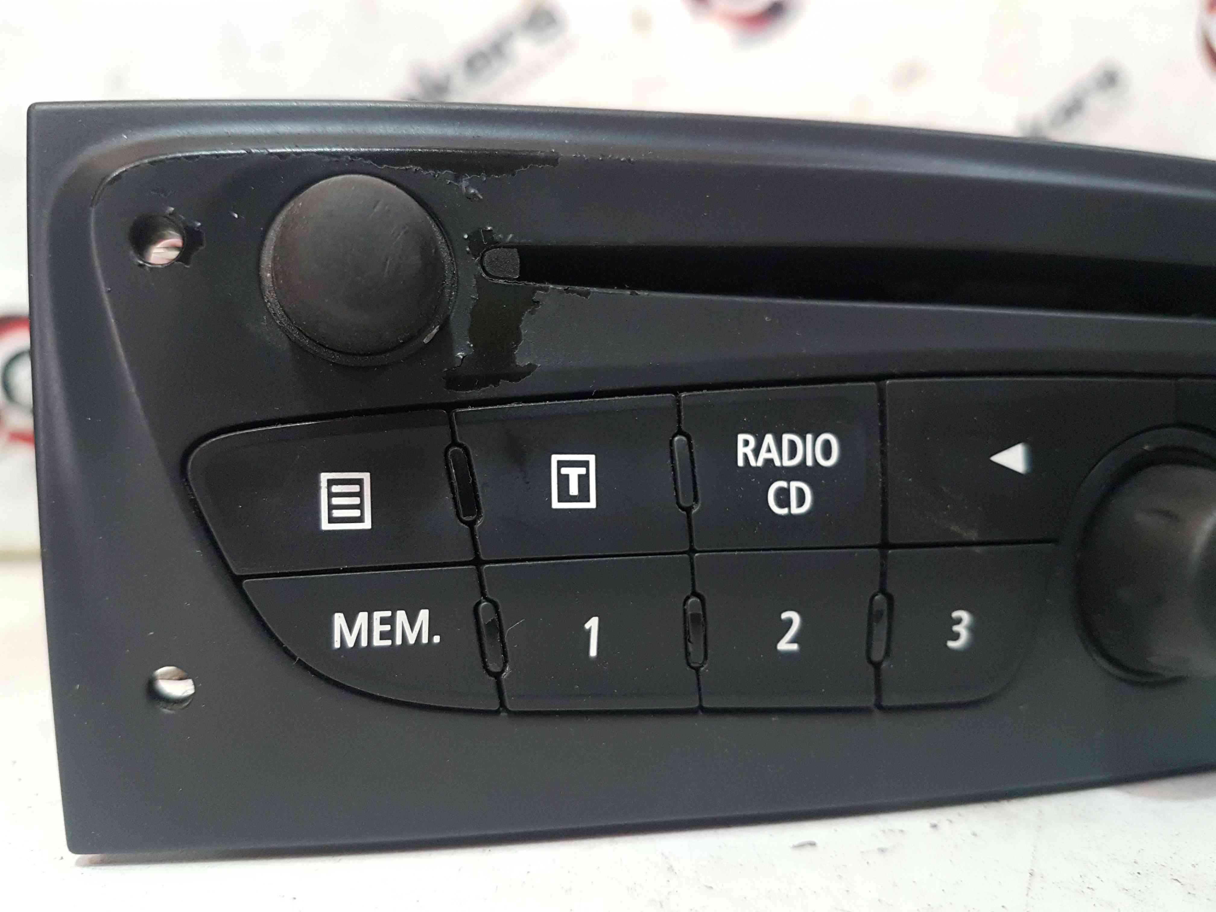 Thumb 2 Renault Clio MK3 2009-2012 TOM Tom SAT Nav Cd Player Radio 281150040R + Code