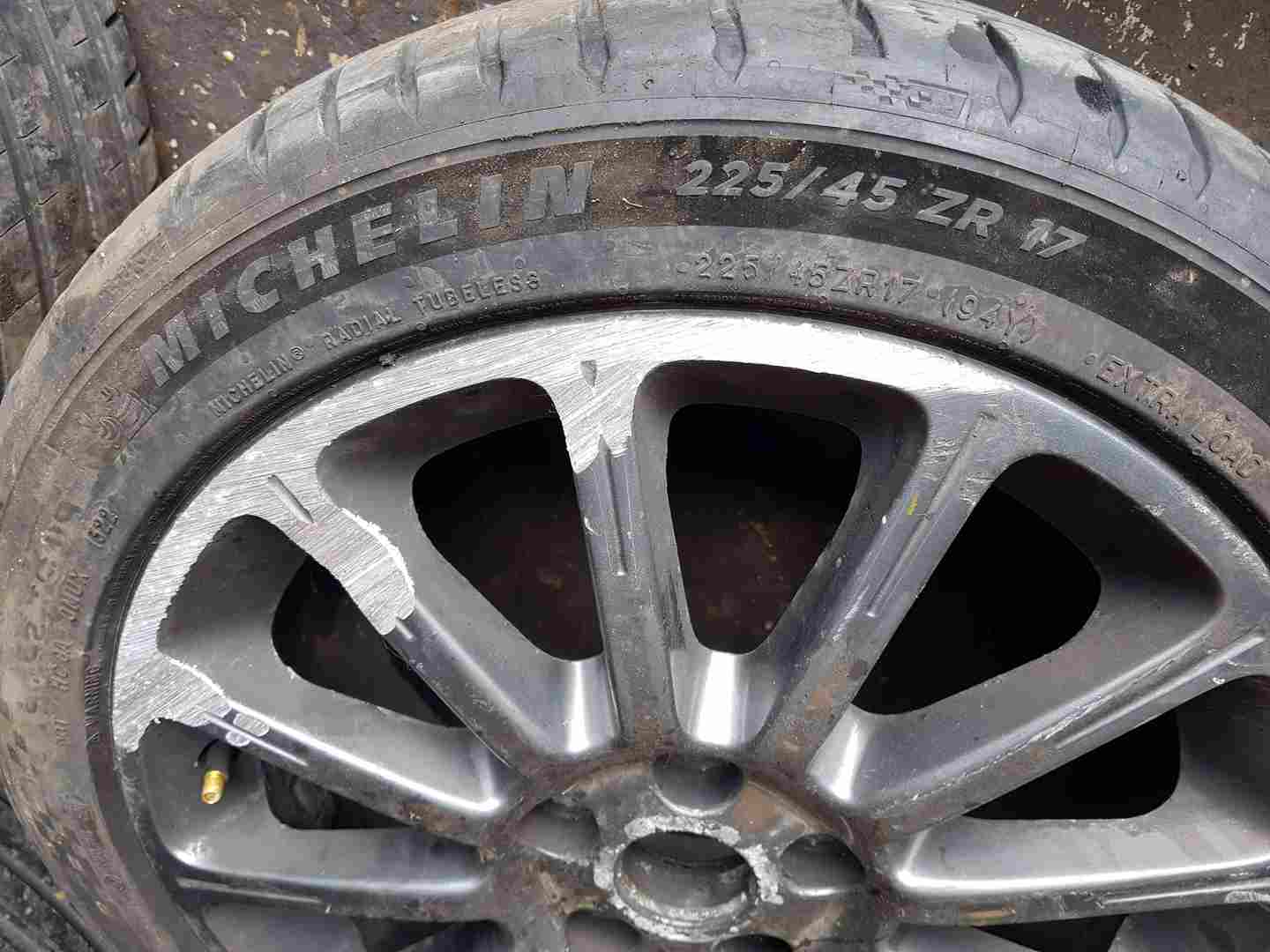 Thumb 2 Renault Clio MK3 Sport 2005-2012 197 Alloy Wheel 17Inch + Tyre 225 45 17 5Mm 2/5