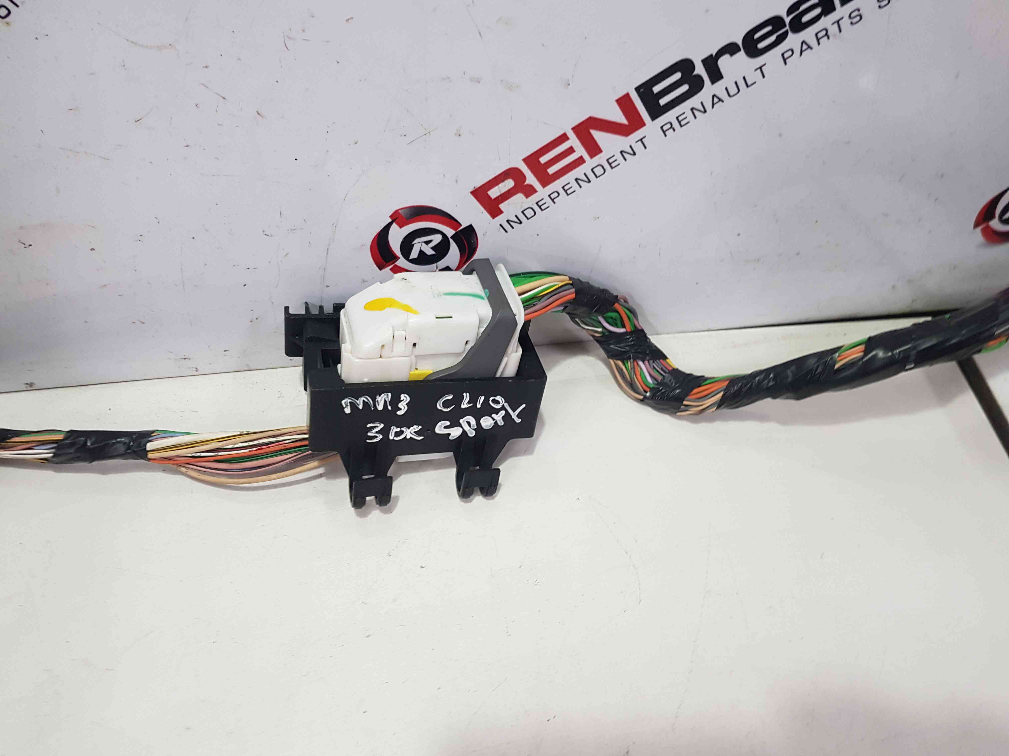 Thumb 8 Renault Clio MK3 Sport 2005-2012 Front Back Passenger NSF Loom Plug Connect 3Dr