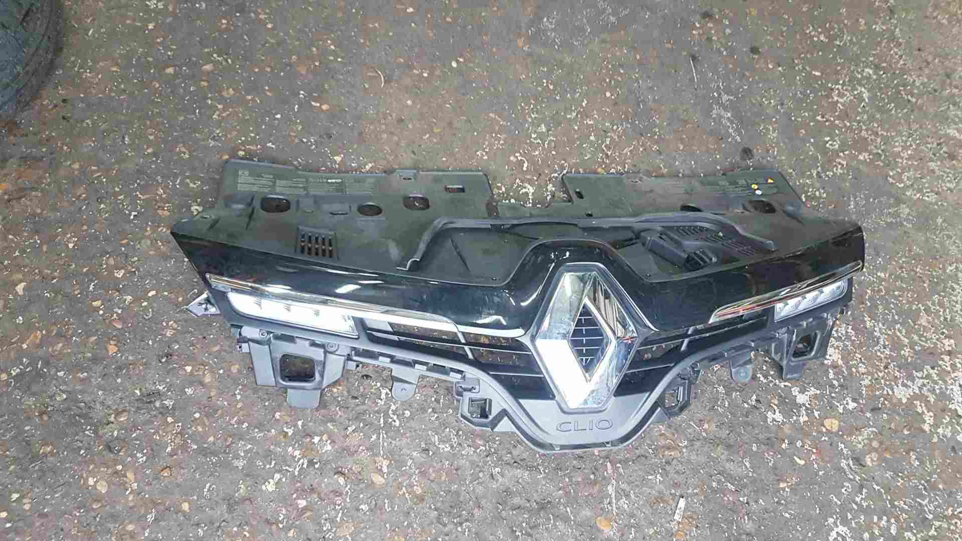 Thumb 7 Renault Clio MK4 2012-2018 Front Bumper Grill Insert Gloss Black TOP Trim