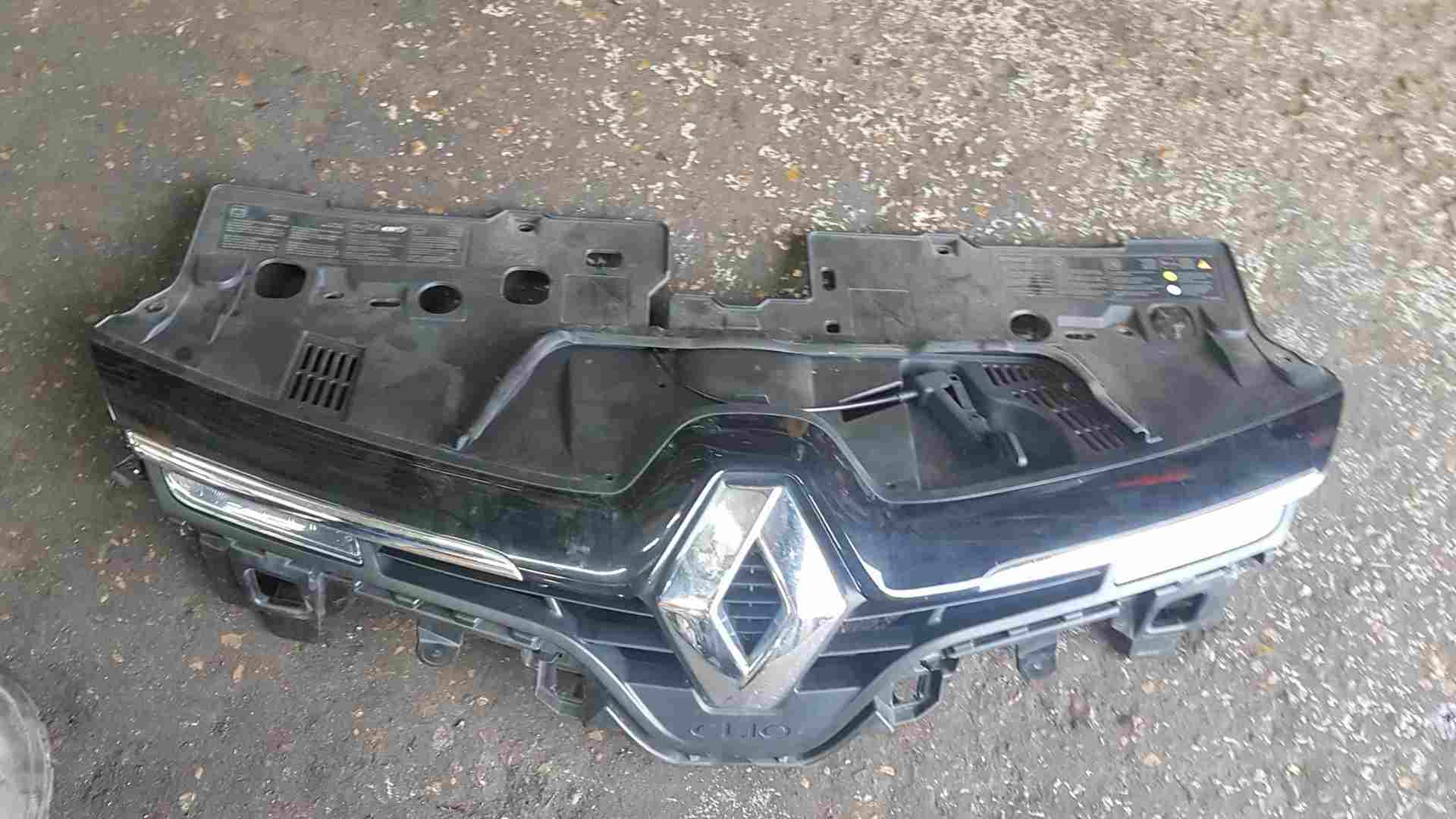 Thumb 9 Renault Clio MK4 2012-2018 Front Bumper Grill Insert Gloss Black TOP Trim