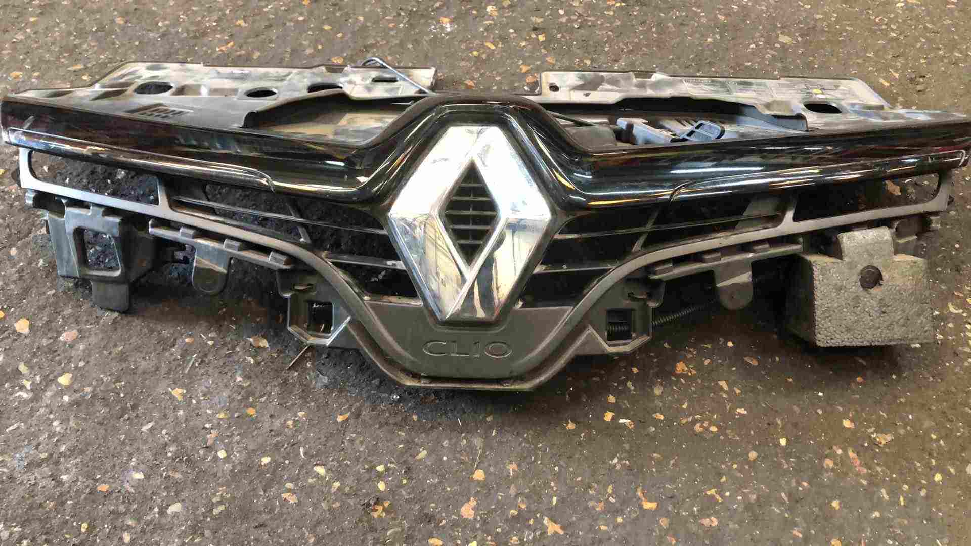 Thumb 4 Renault Clio MK4 2012-2018 Front Bumper Grill Insert Gloss Black TOP Trim