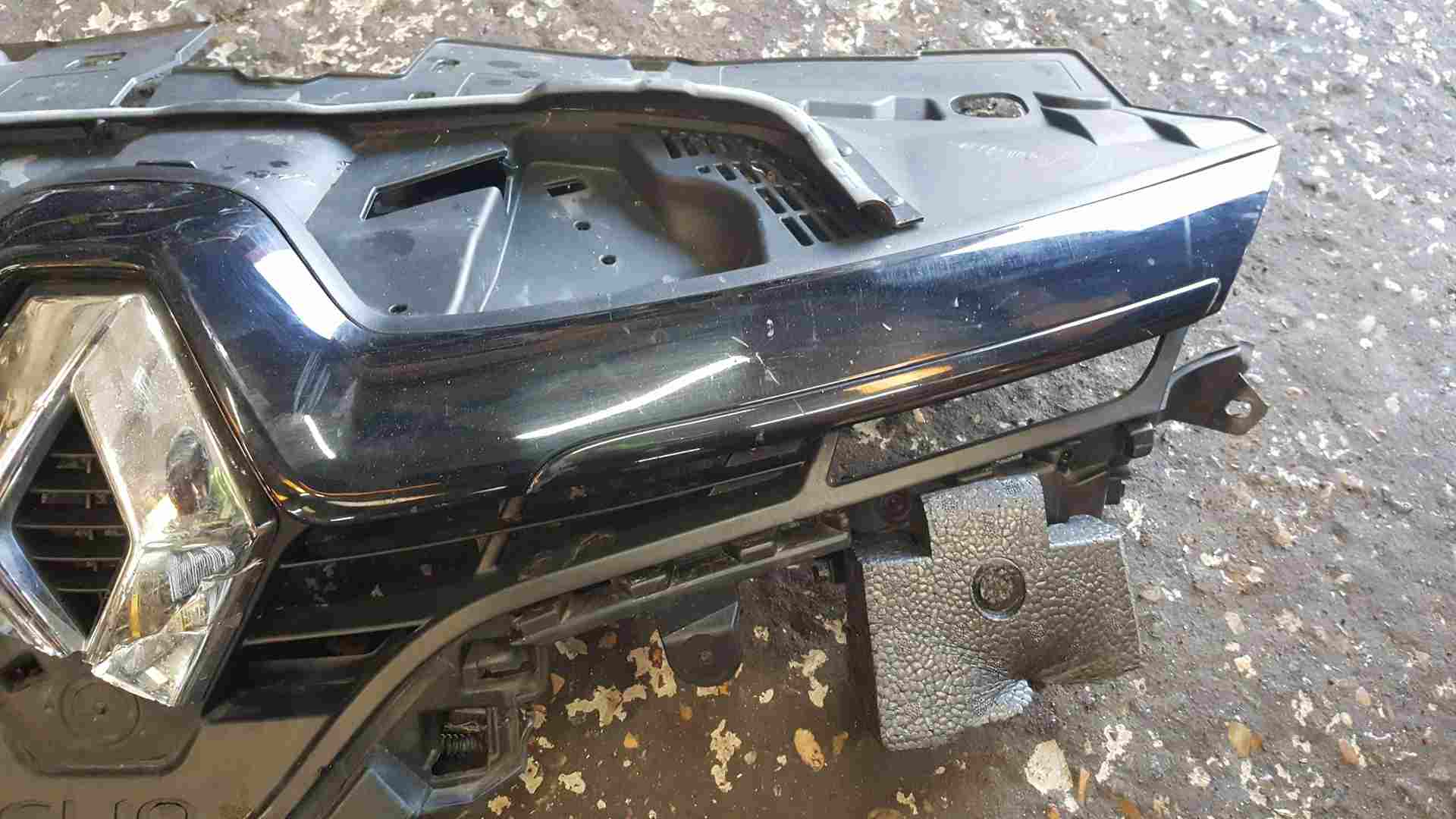 Thumb 4 Renault Clio MK4 2013-2019 Front Bumper Grille Support Plate Black Some Damage