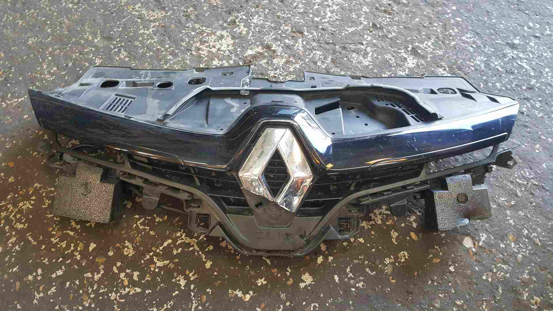 Thumb 5 Renault Clio MK4 2013-2019 Front Bumper Grille Support Plate Black Some Damage