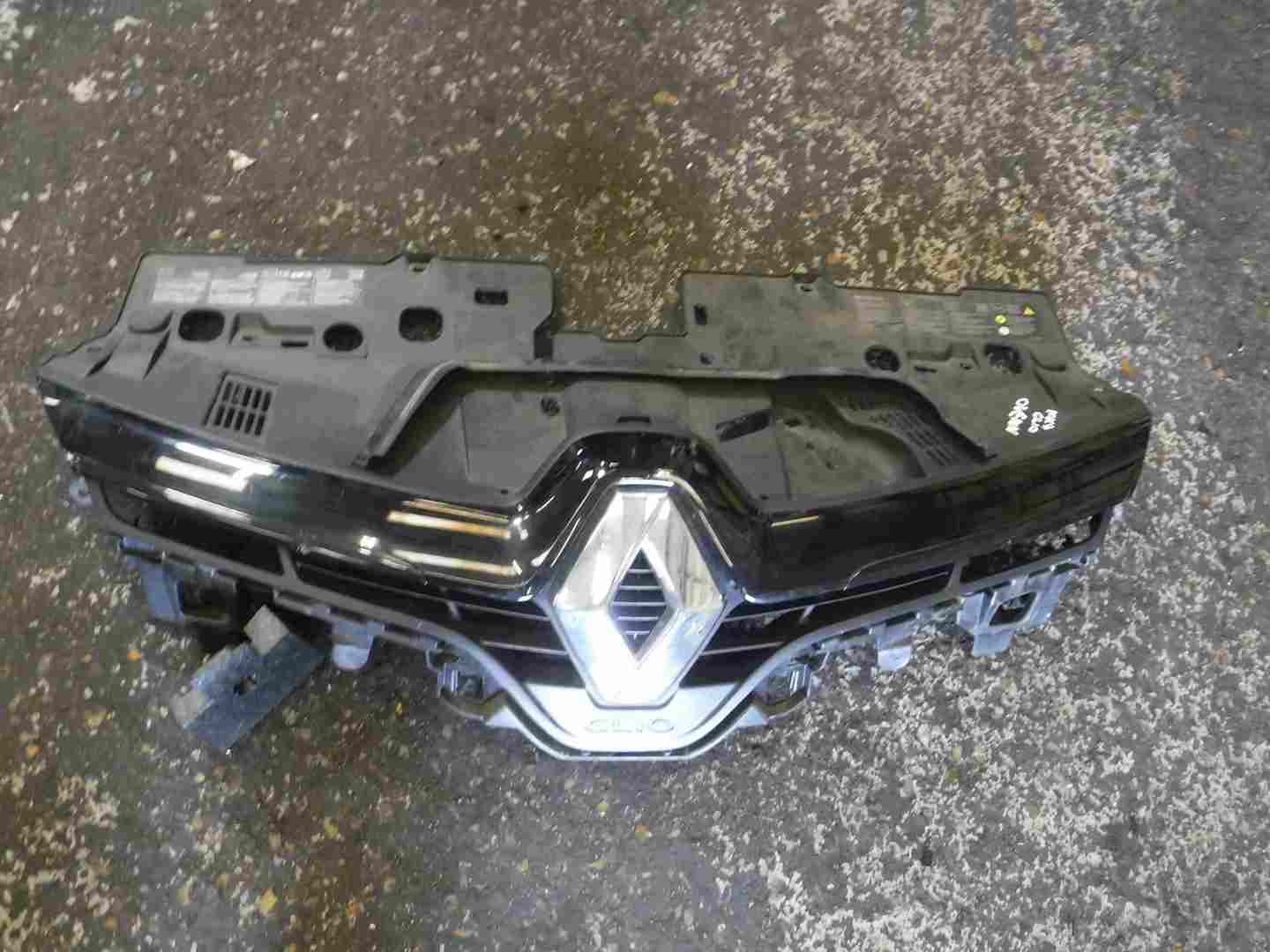 Renault Clio MK4 2013-2019 Front Grill + Badge