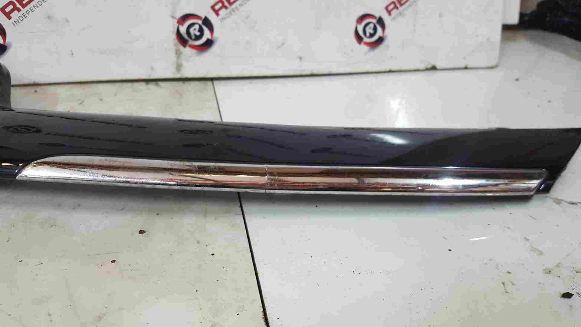 Thumb 3 Renault Clio MK4 2013-2019 Front Grill Moulding Gloss Black 620787878R Damaged