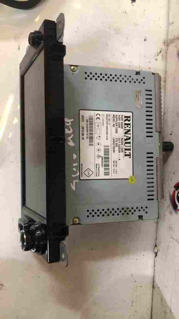 Thumb 5 Renault Clio MK4 2013-2019 Media Display Screen Radio SAT Nav 281152928R damaged