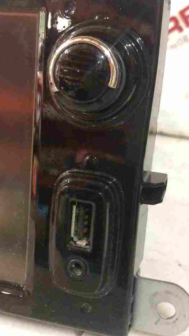Thumb 6 Renault Clio MK4 2013-2019 Media Display Screen Radio SAT Nav 281152928R damaged