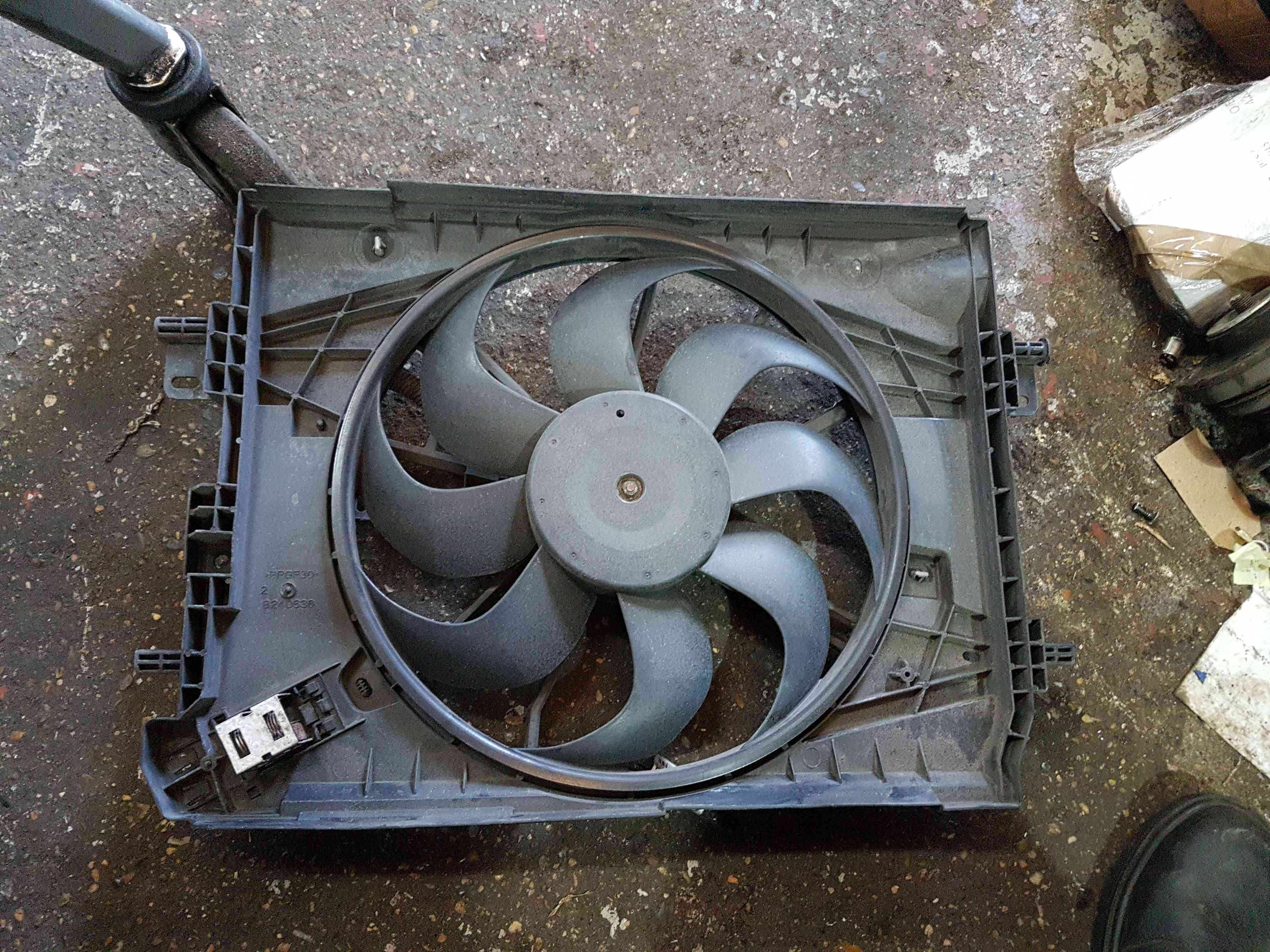 Thumb 4 Renault Clio MK4 2013-2016 1.2 16V Radiator Cooling FAN Unit 214818009R