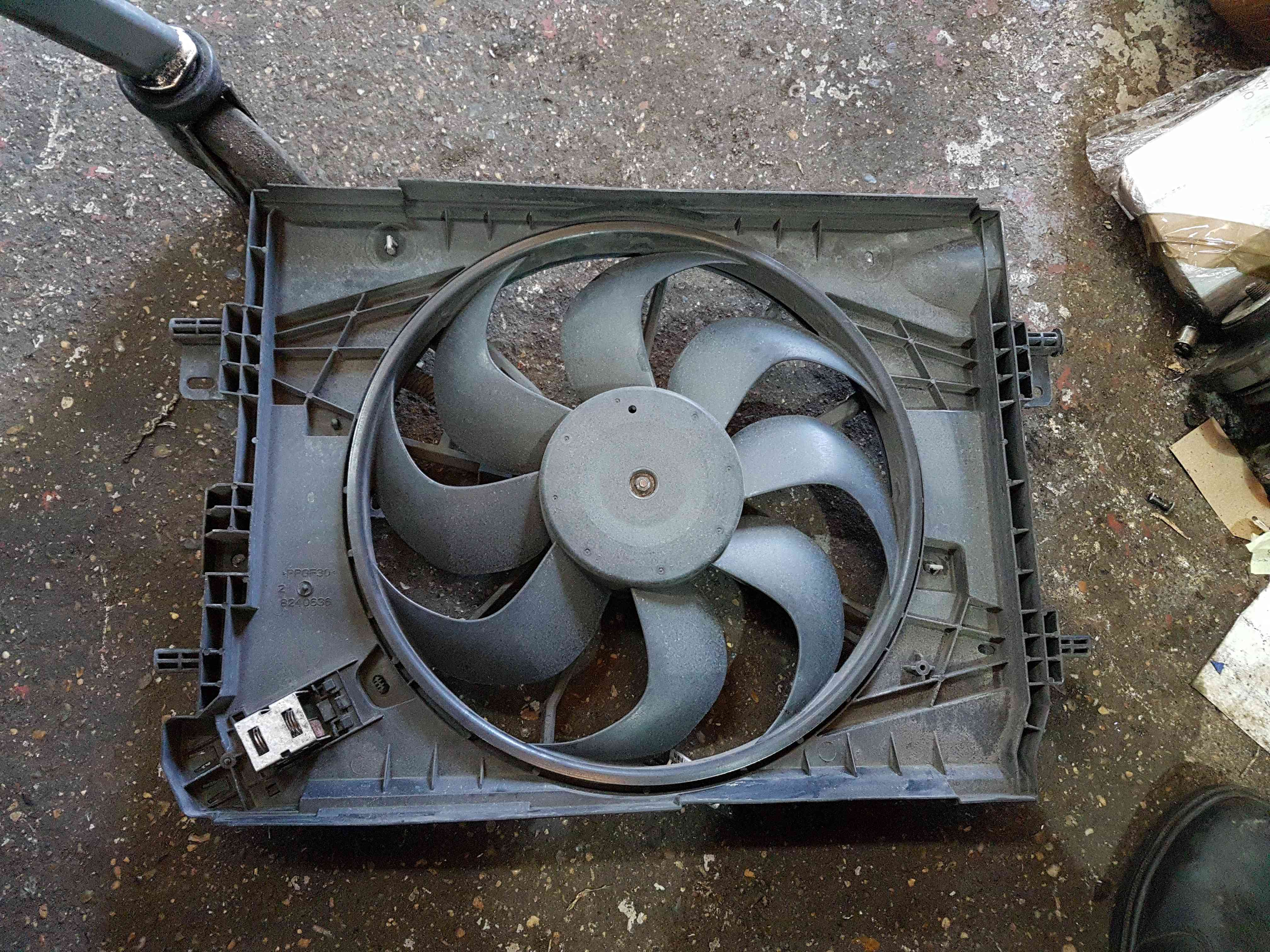 Thumb 5 Renault Clio MK4 2013-2016 1.2 16V Radiator Cooling FAN Unit 214818009R