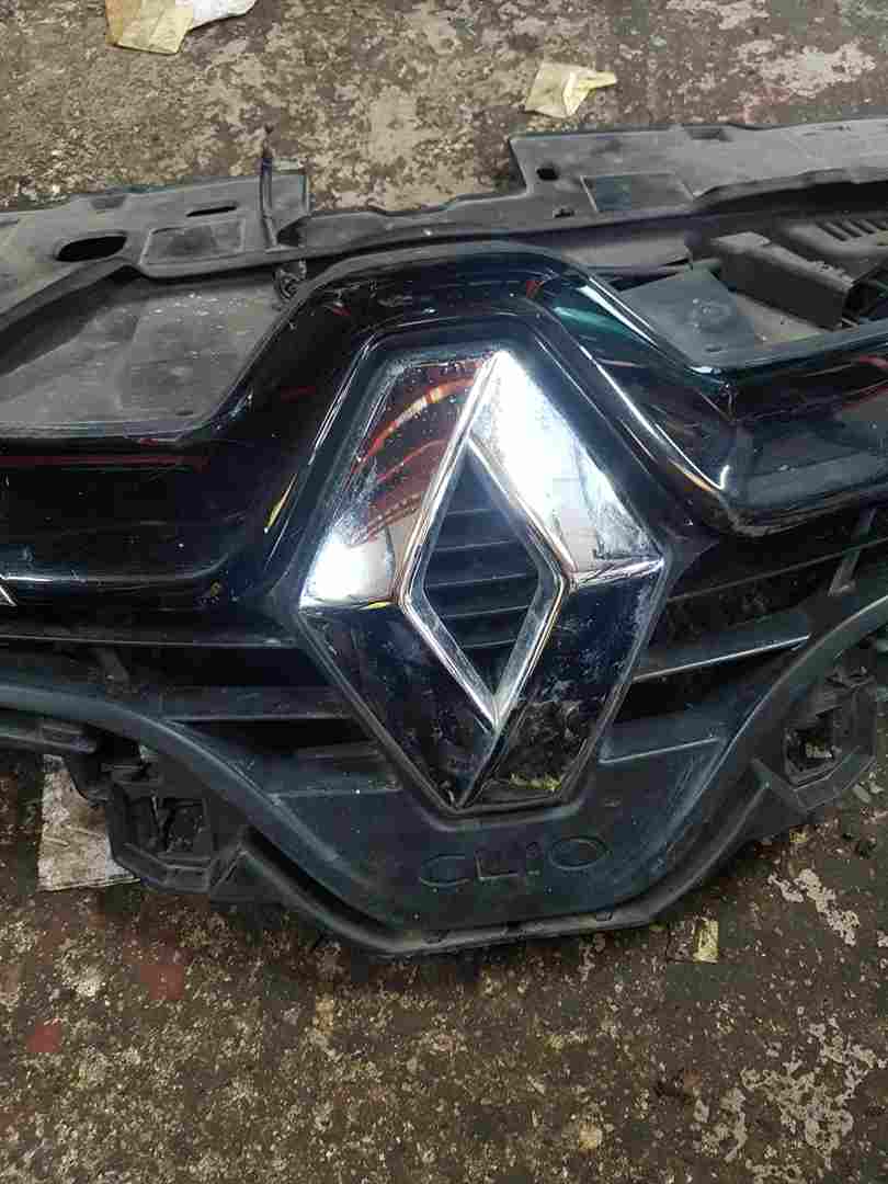 Thumb 4 Renault Clio MK4 2013-2016 Front Bumper Grille Support Plate Black Chrome