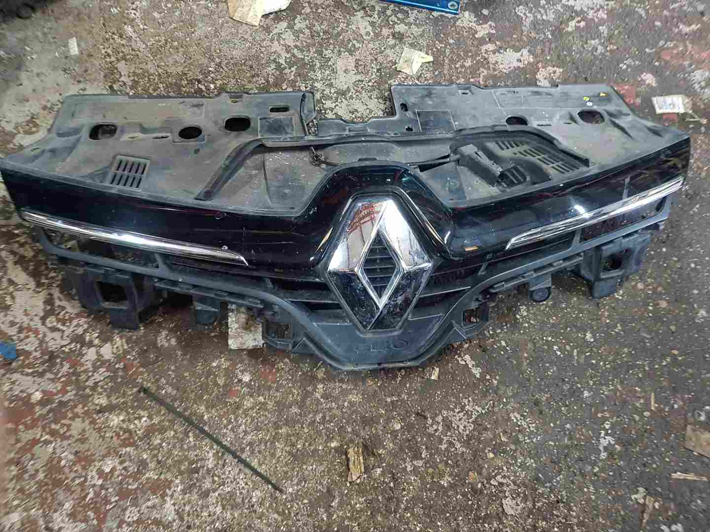 Renault Clio MK4 2013-2016 Front Bumper Grille Support Plate Black Chrome