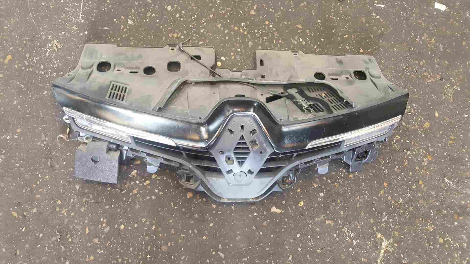 Renault Clio MK4 2013-2019 Upper Bumper Bonnet Catch Grill + DRL Lights
