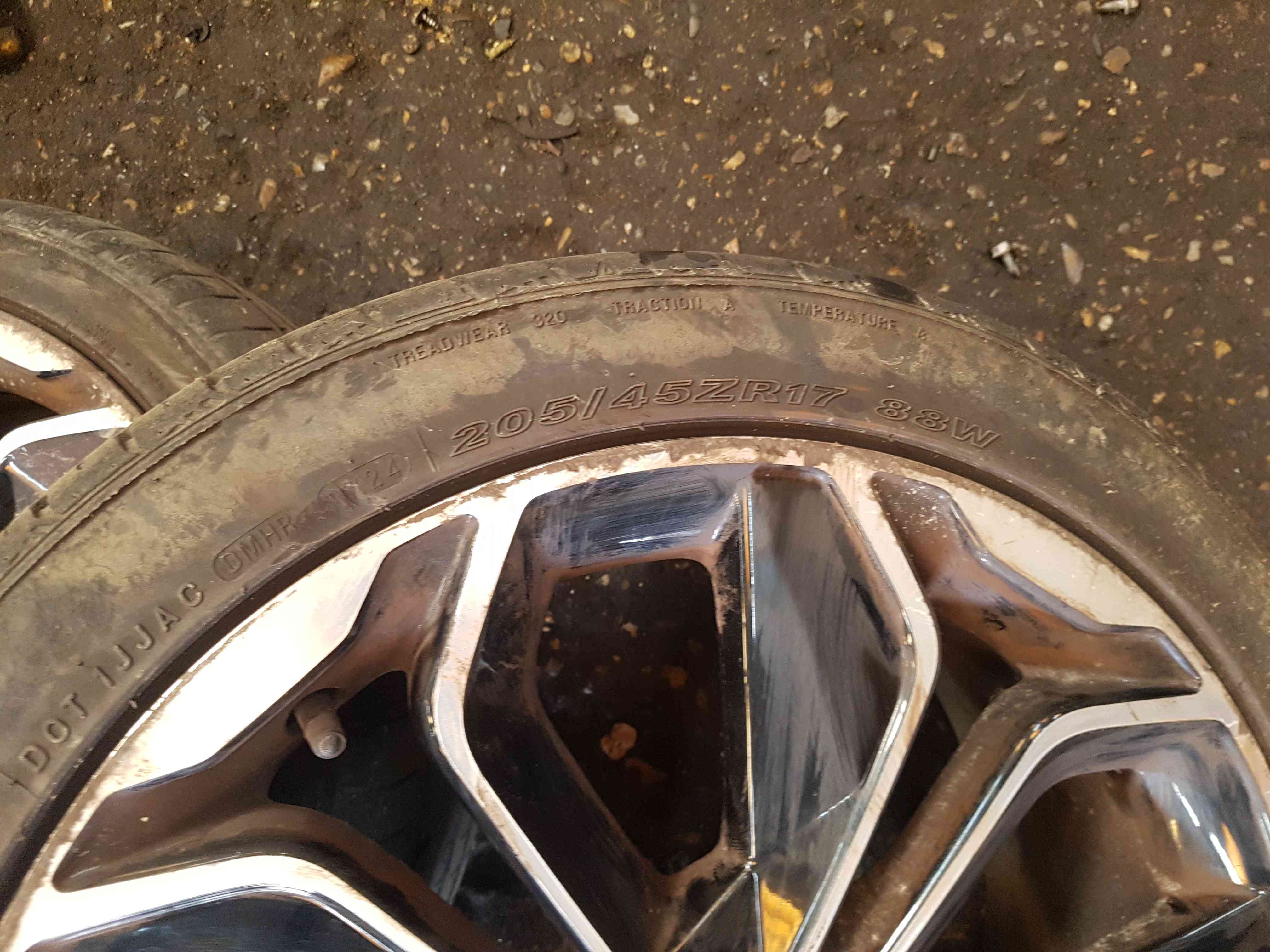 Thumb 5 Renault Clio MK4 2013-2018 Alloy Wheel Optemic 403001878R 17Inch 2/5 205 45 17