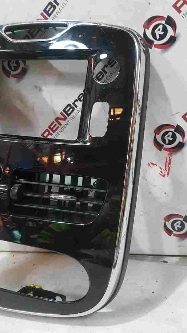 Thumb 3 Renault Clio MK4 2013-2018 Centre Vents Heater Surround Gloss Black 682600069R