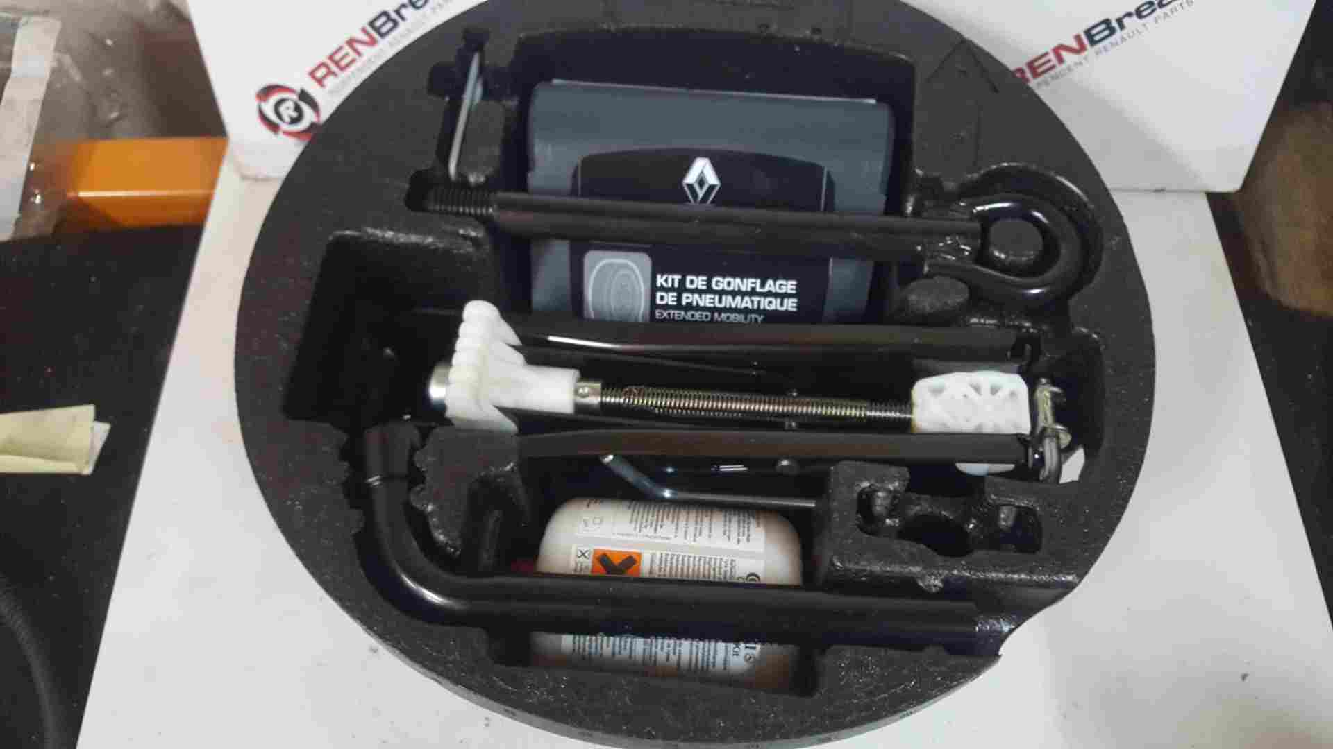 Thumb 2 Renault Clio MK4 2013-2018 Jack Set + Inflator Pump 995044519R
