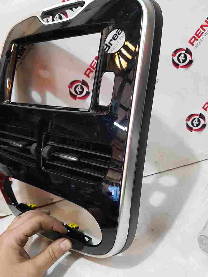 Thumb 5 Renault Clio MK4 2013-2019 Centre Heater Vents + Chrome Black Surround Trim 
