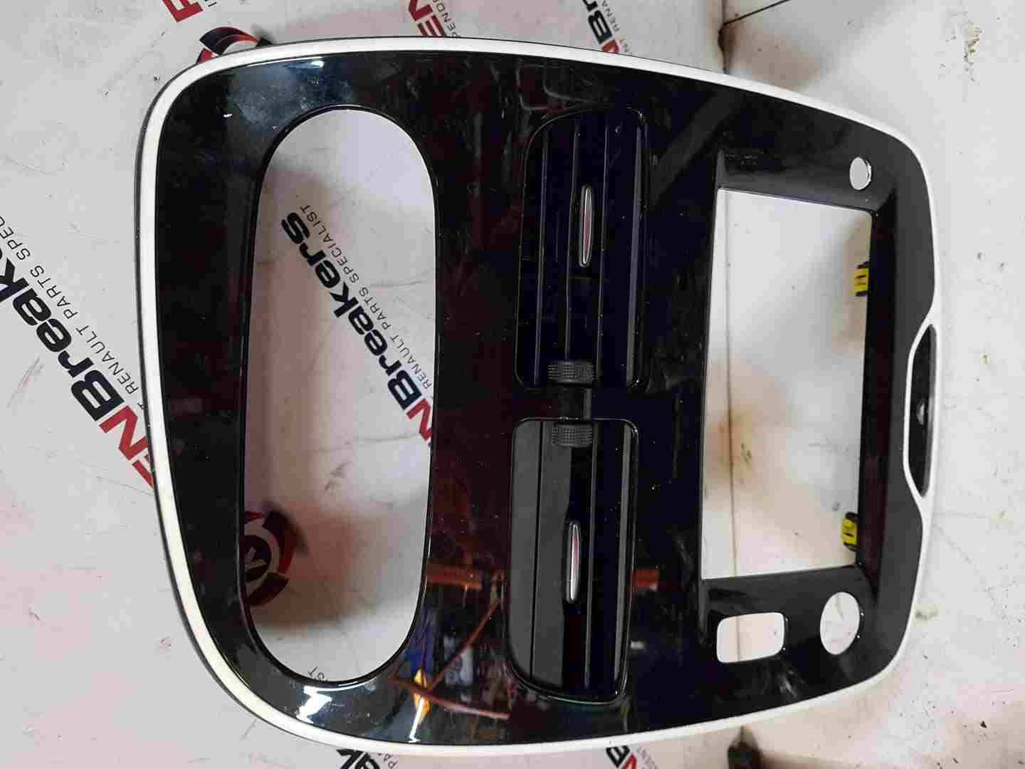Thumb 2 Renault Clio MK4 2013-2019 Centre Heater Vents + Chrome White Surround Trim