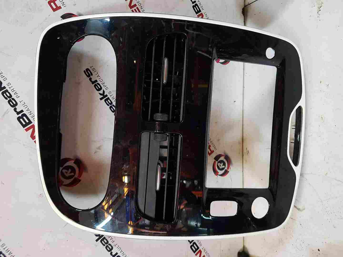 Renault Clio MK4 2013-2019 Centre Heater Vents + Chrome White Surround Trim