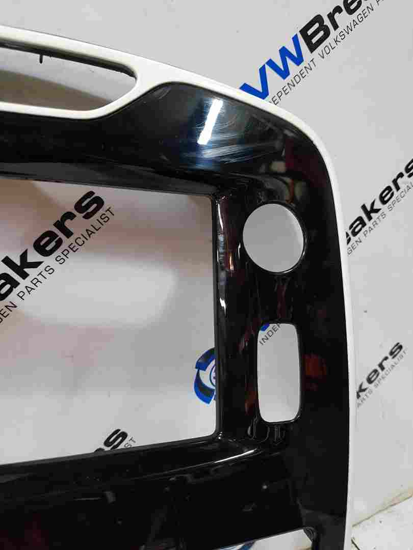 Thumb 3 Renault Clio MK4 2013-2019 Centre Heater Vents + White Surround Trim 682605523R