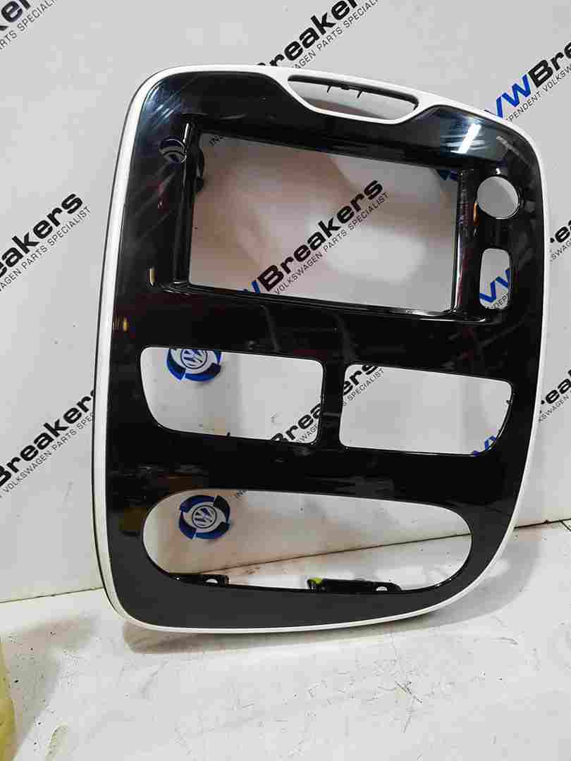 Renault Clio MK4 2013-2019 Centre Heater Vents + White Surround Trim 682605523R