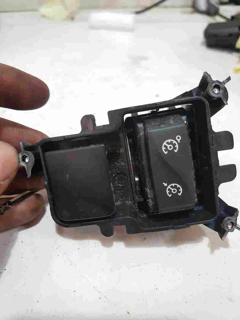 Thumb 3 Renault Clio MK4 2013-2019 Cruise Control Button + Blank Plate