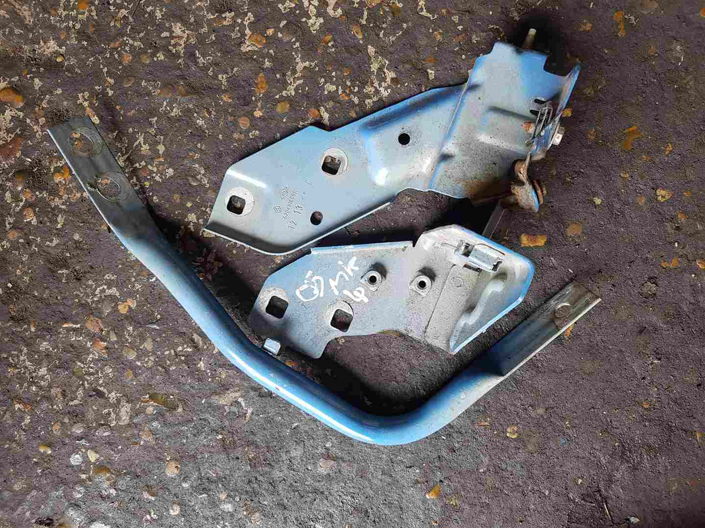 Renault Clio MK4 2013-2019 Drivers OSF Front Bumper Wing Bracket Blue Ovrpj Set