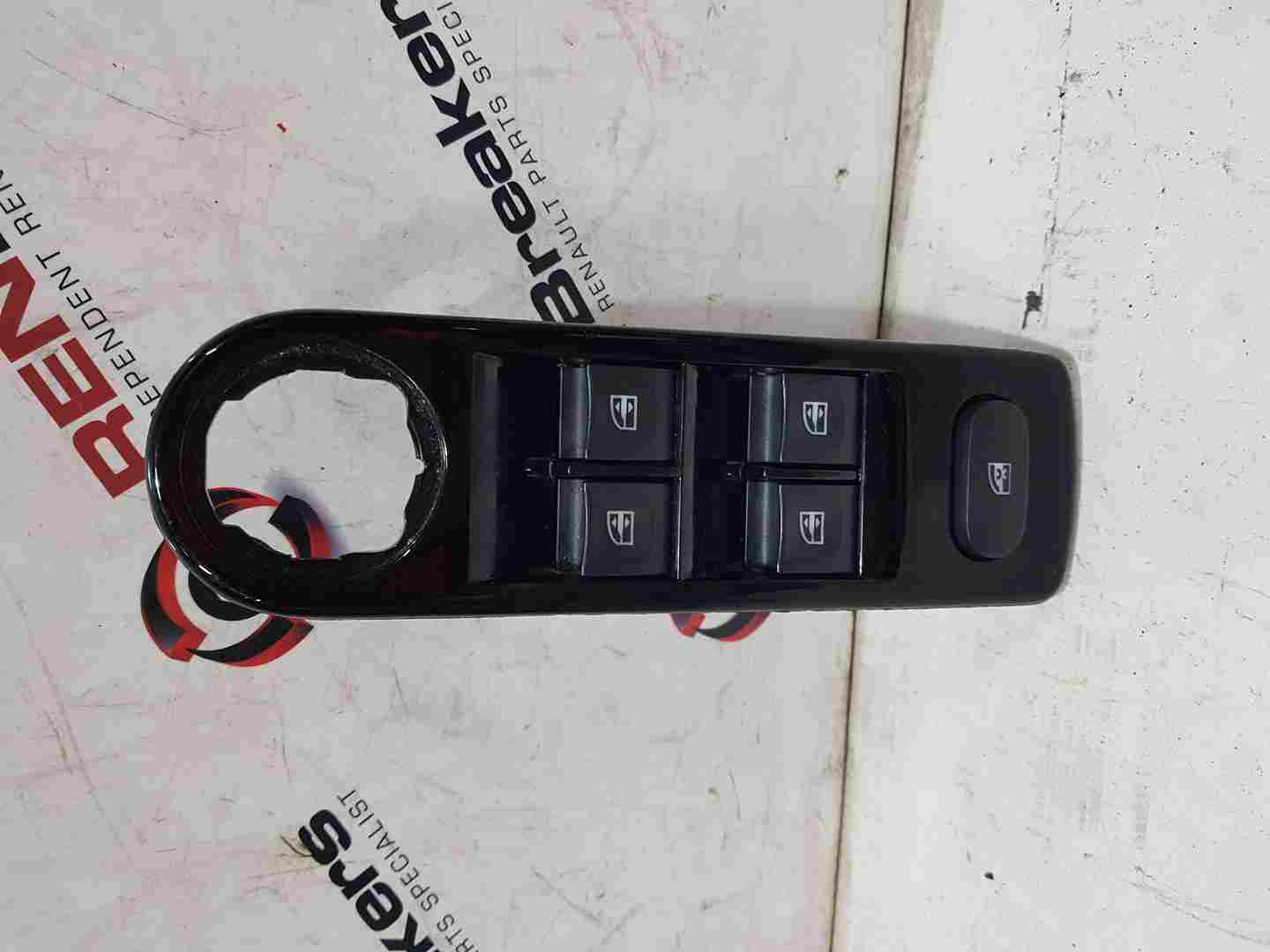 Renault Clio MK4 2013-2019 Drivers OSF Front Window Switches + Panel