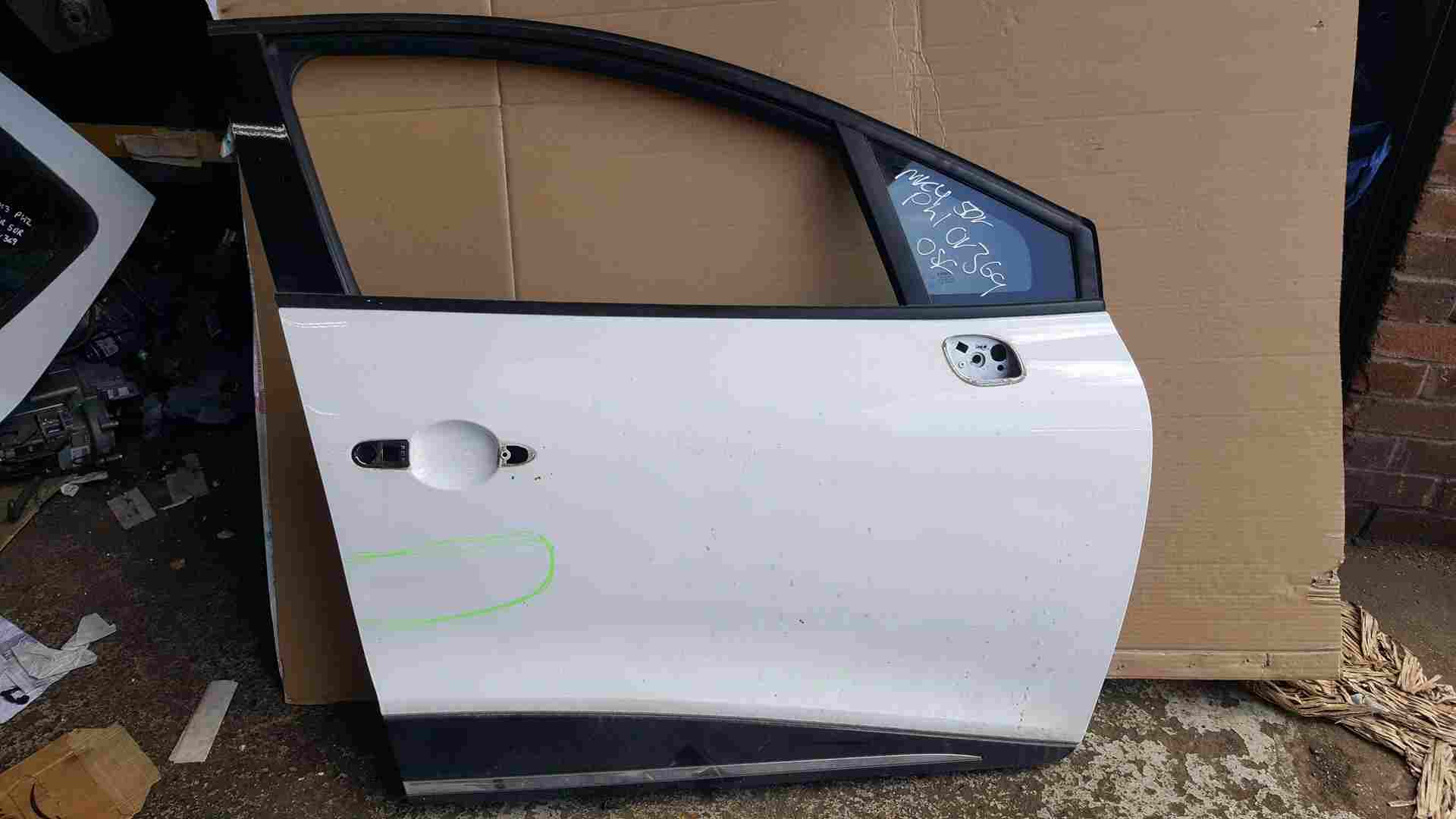 Thumb 5 Renault Clio MK4 2013-2019 Drivers OSR Rear Door White Ov369 Damaged