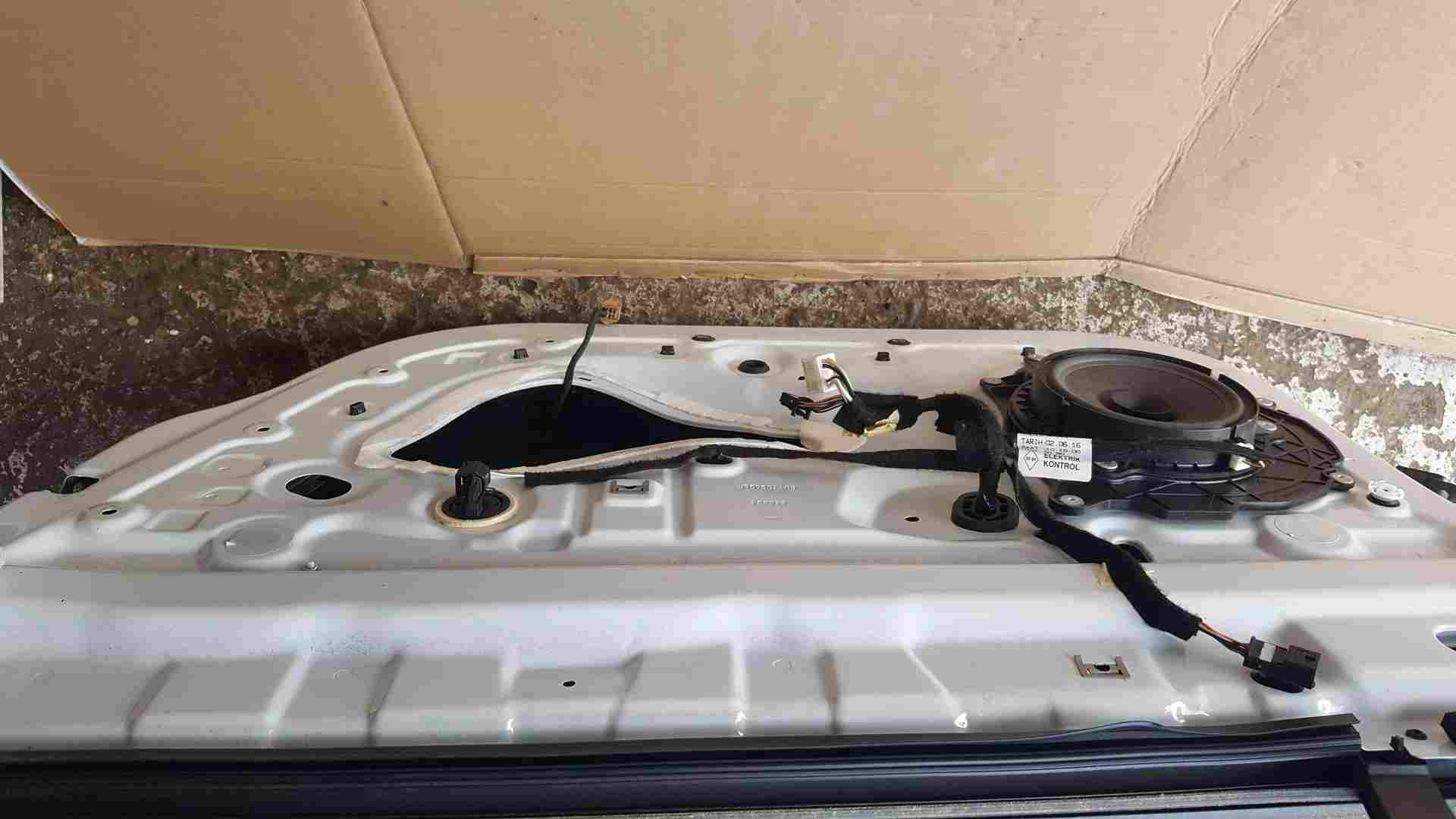 Thumb 6 Renault Clio MK4 2013-2019 Drivers OSR Rear Door White Ov369 Damaged