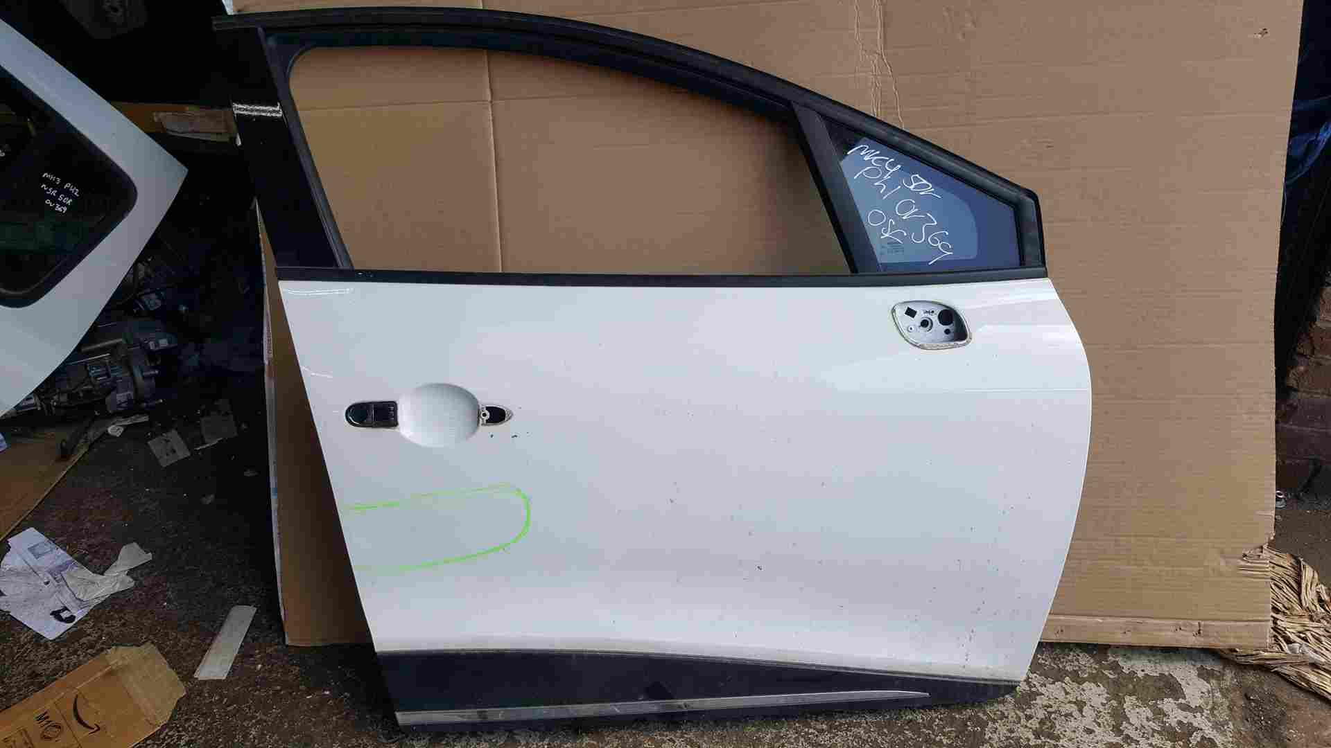 Thumb 7 Renault Clio MK4 2013-2019 Drivers OSR Rear Door White Ov369 Damaged