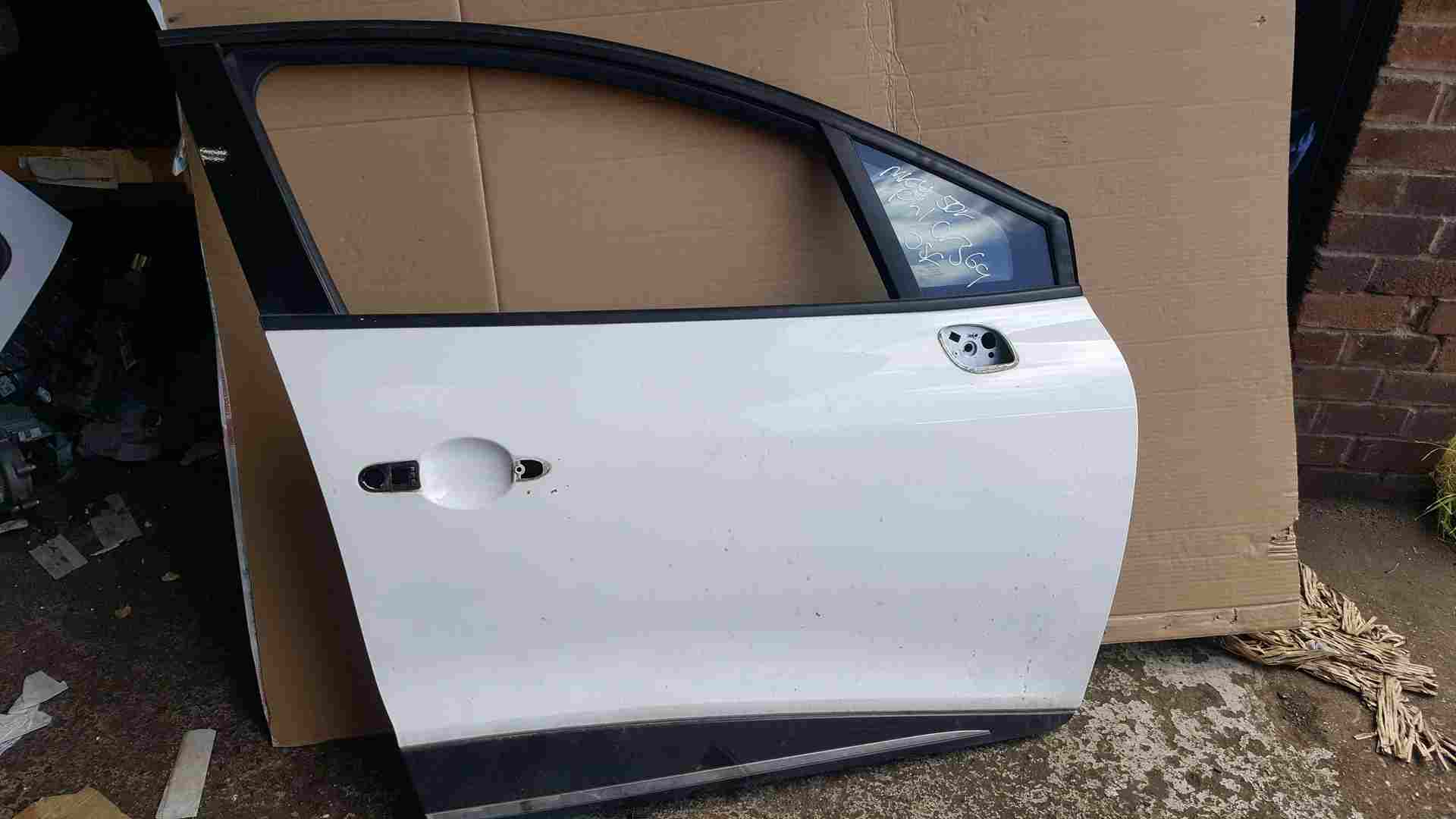 Renault Clio MK4 2013-2019 Drivers OSR Rear Door White Ov369 Damaged