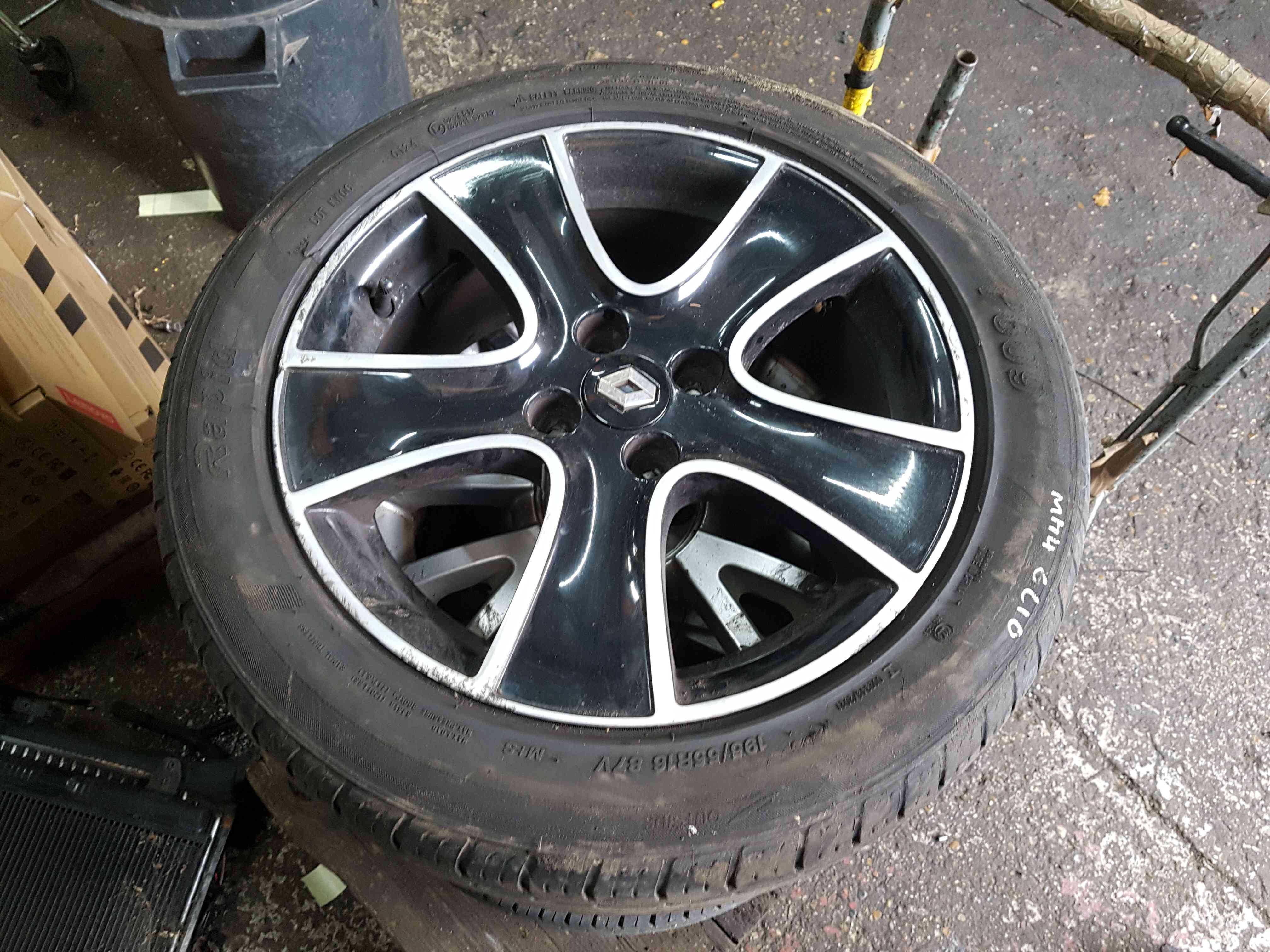 Thumb 2 Renault Clio MK4 2013-2019 Dynamique Passion Alloy Wheel Black 16Inch 3/5