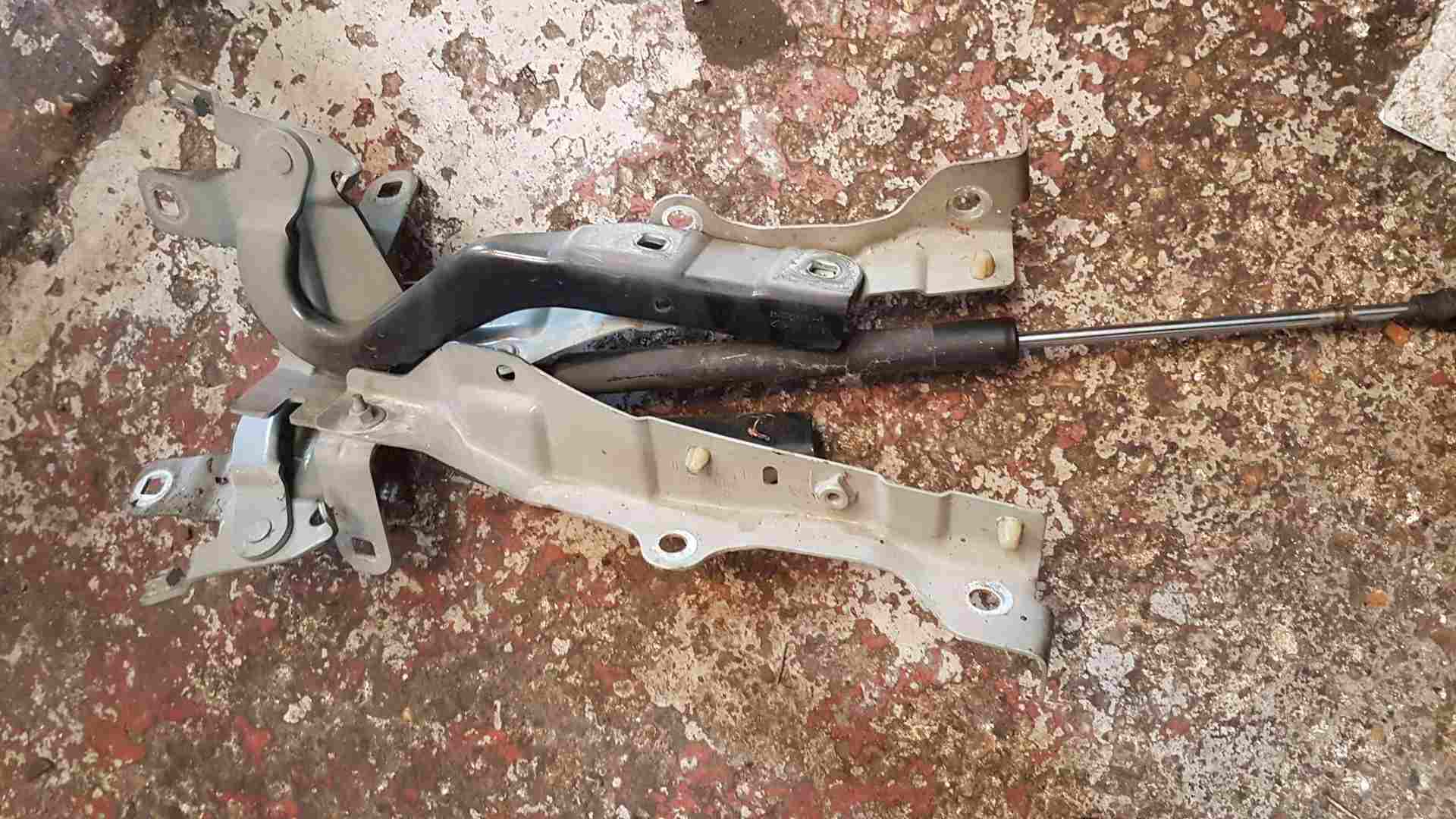 Renault Clio MK4 2013-2019 Front Bonnet Hinges Pair Black Tegne