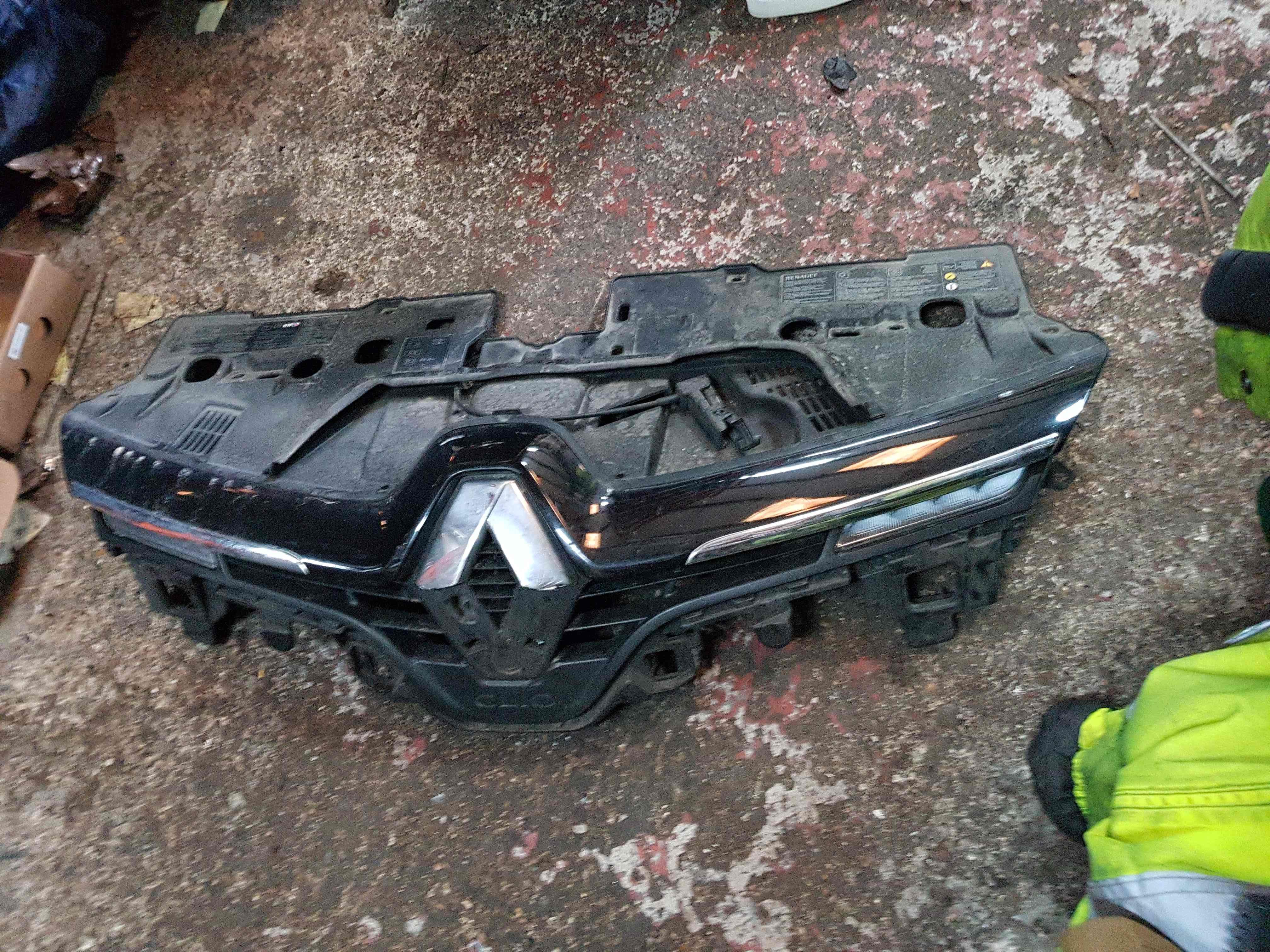 Thumb 3 Renault Clio MK4 2013-2019 Front Bumper Grille Support Plate Black Chrome