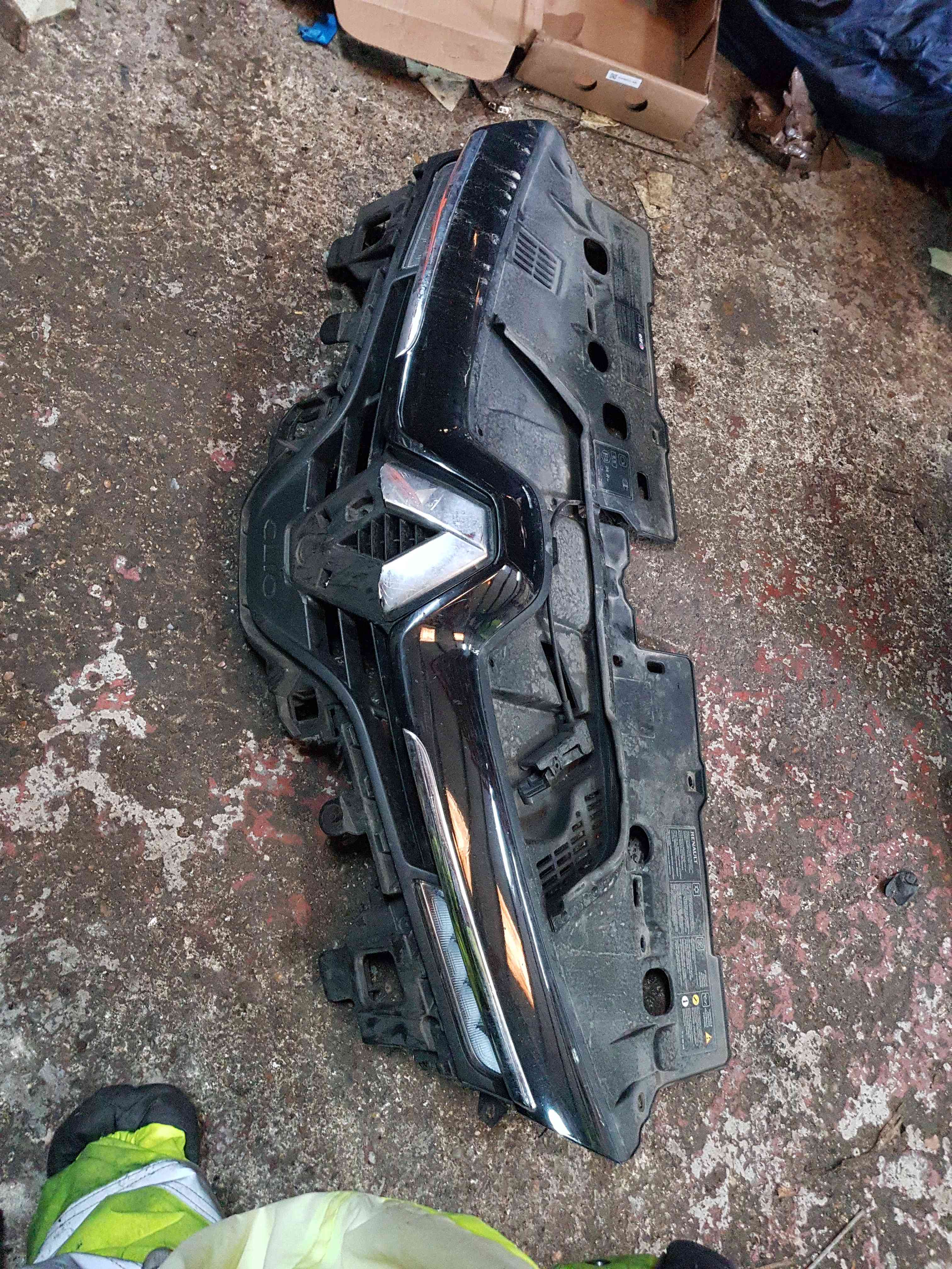 Thumb 4 Renault Clio MK4 2013-2019 Front Bumper Grille Support Plate Black Chrome