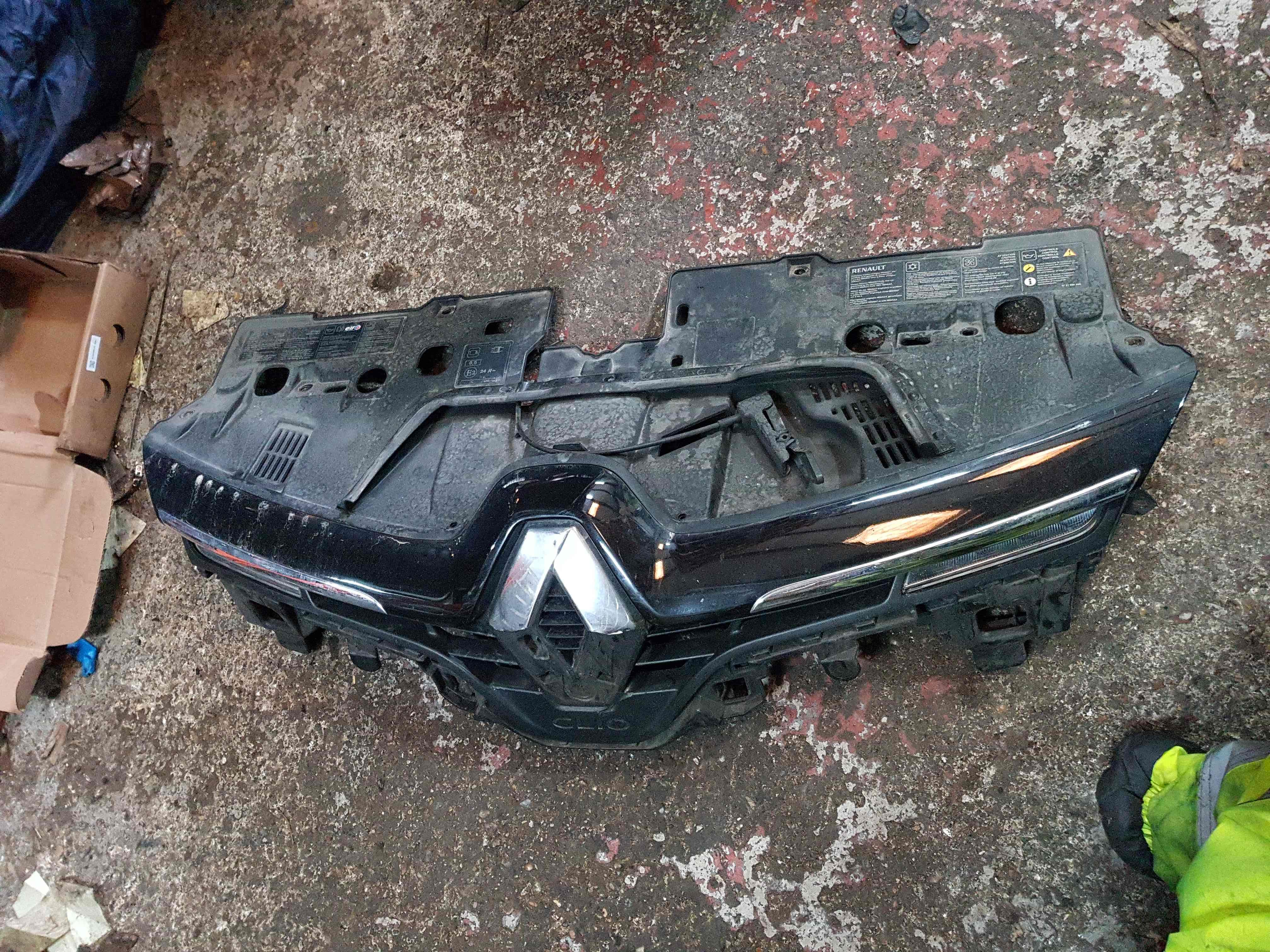 Thumb 2 Renault Clio MK4 2013-2019 Front Bumper Grille Support Plate Black Chrome