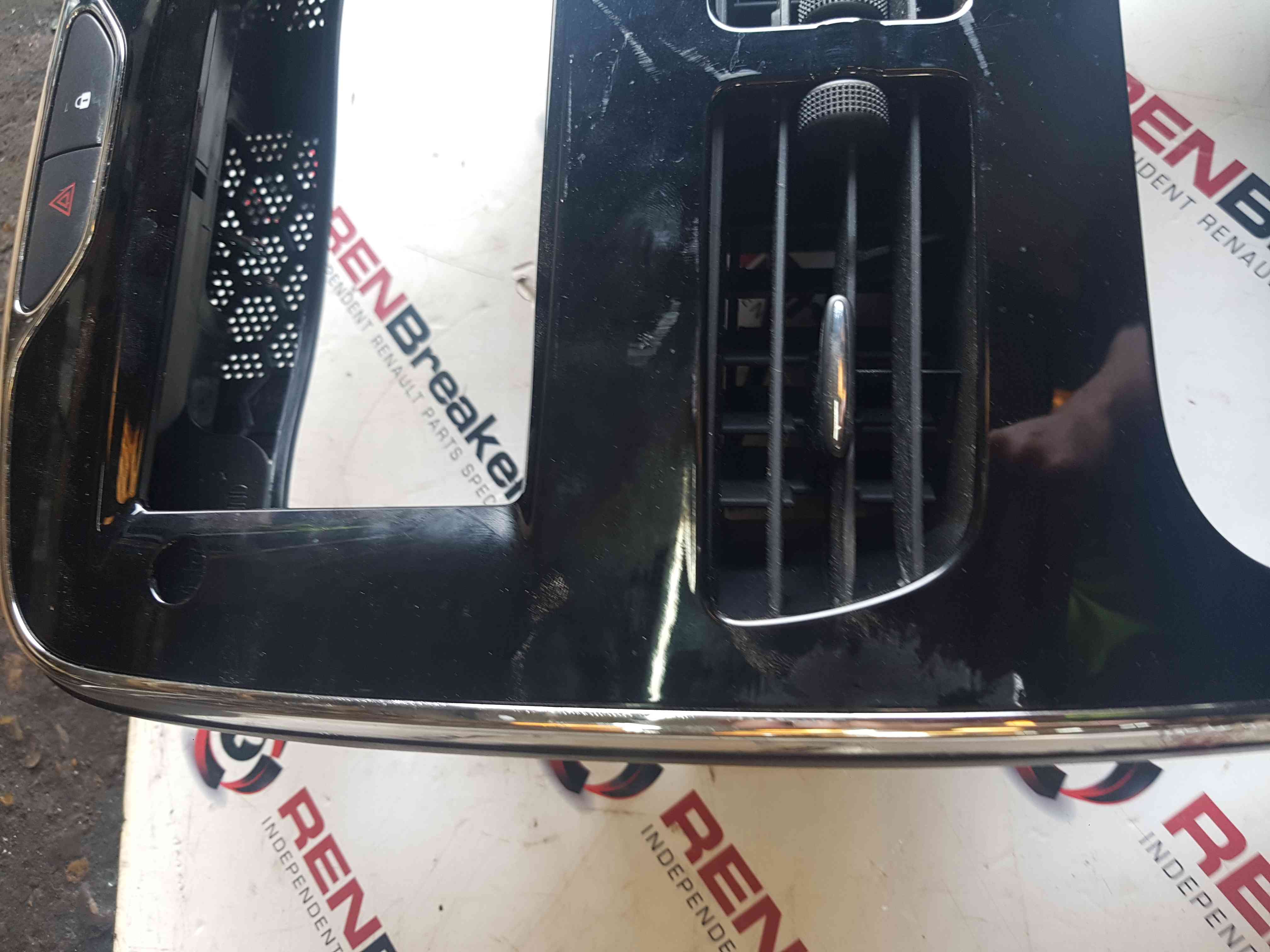 Thumb 3 Renault Clio MK4 2013-2019 Heater Surround Plastic Dash Trim Gloss Black