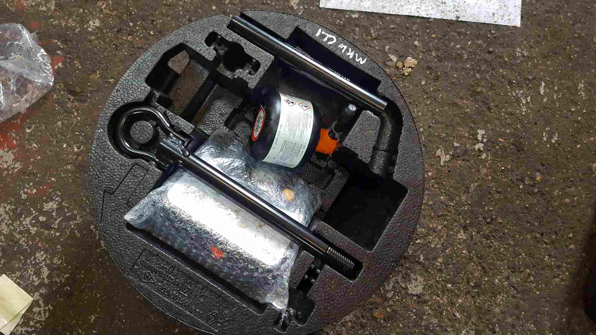 Thumb 5 Renault Clio MK4 2013-2019 Spare Wheel Tyre Foam + Pump KIT