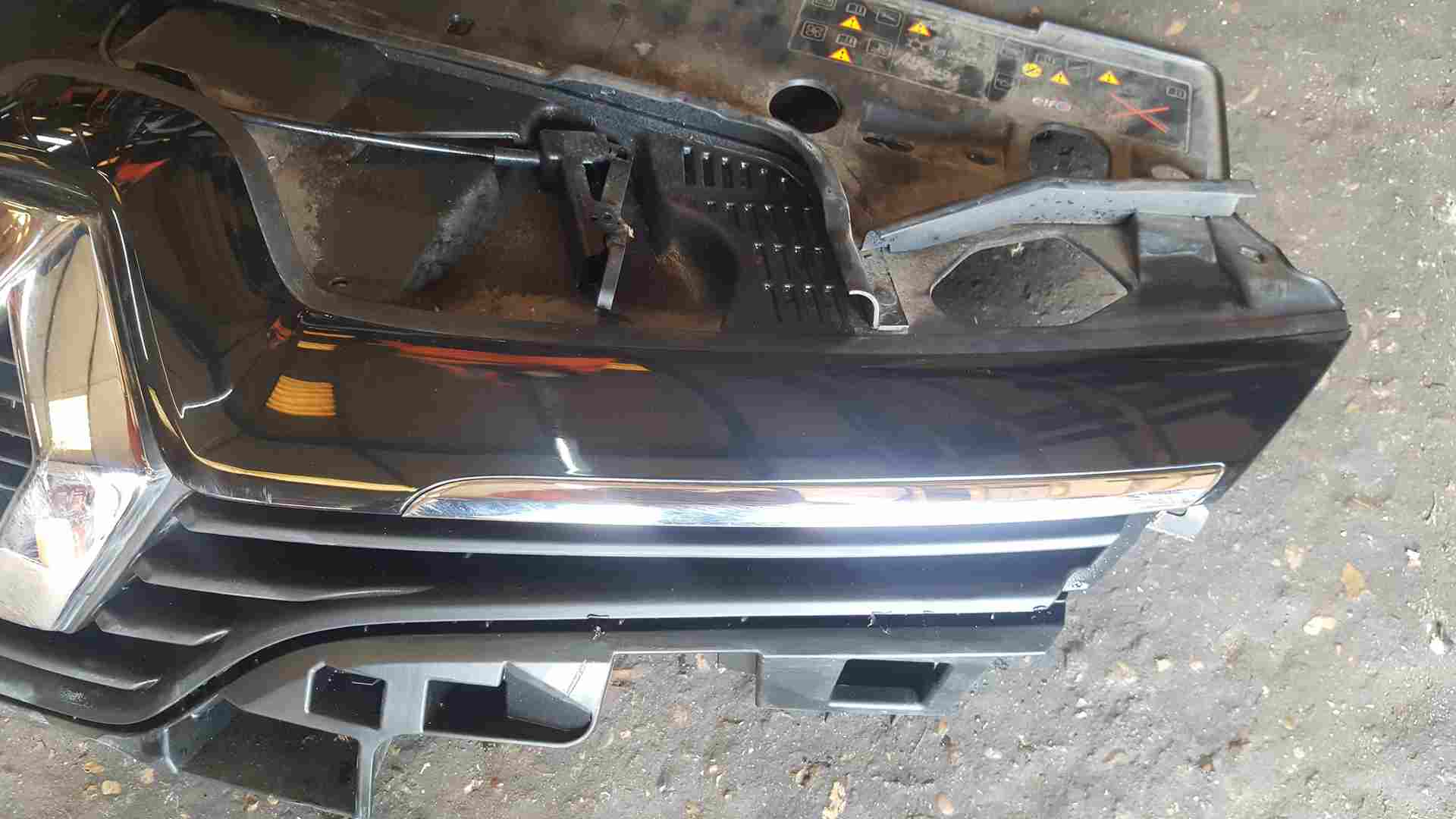 Thumb 6 Renault Clio MK4 PH2 2016-2019 Upper Bumper Badge Diamond Bonnet Catch Grill FL