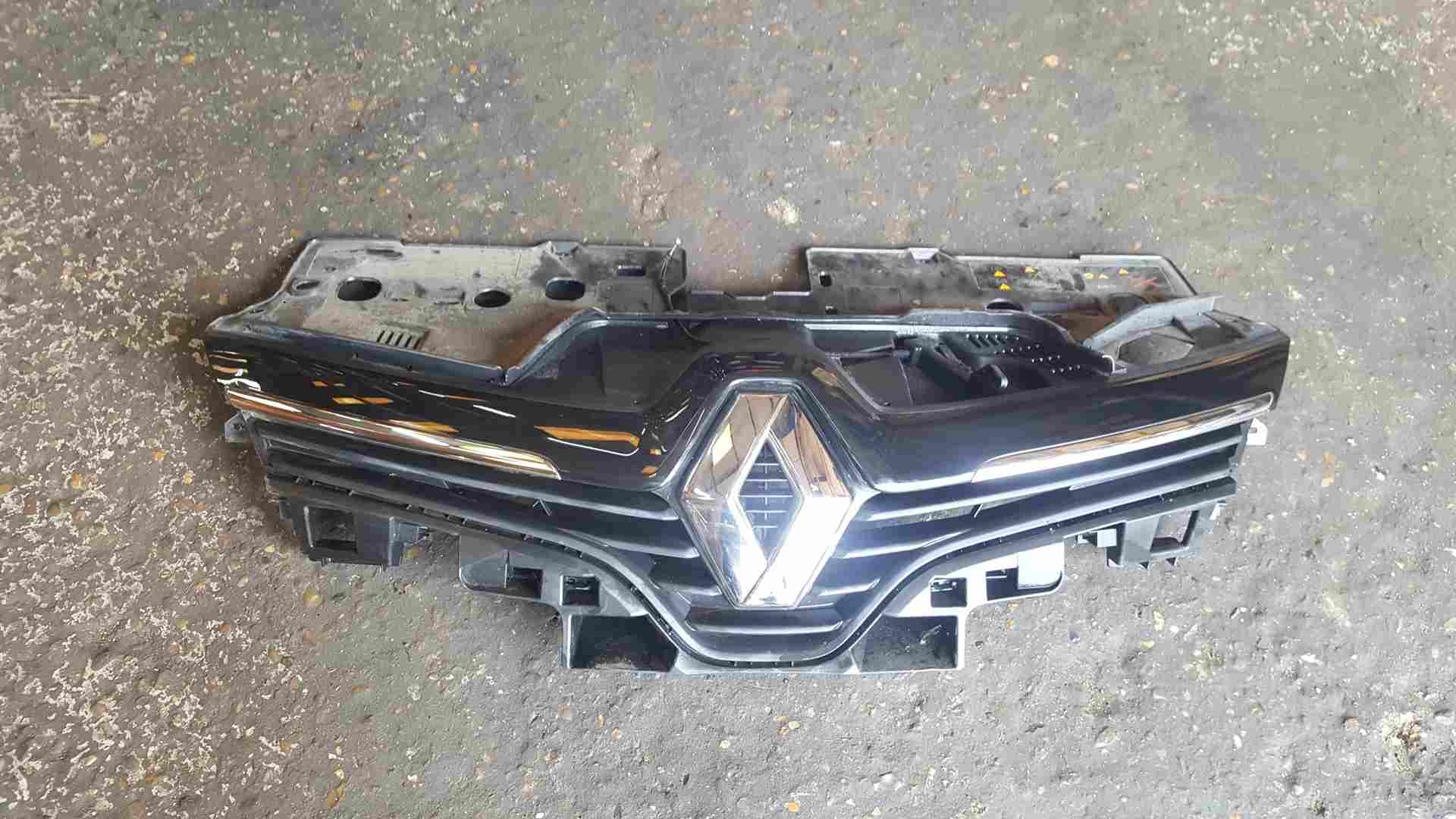 Renault Clio MK4 PH2 2016-2019 Upper Bumper Badge Diamond Bonnet Catch Grill FL