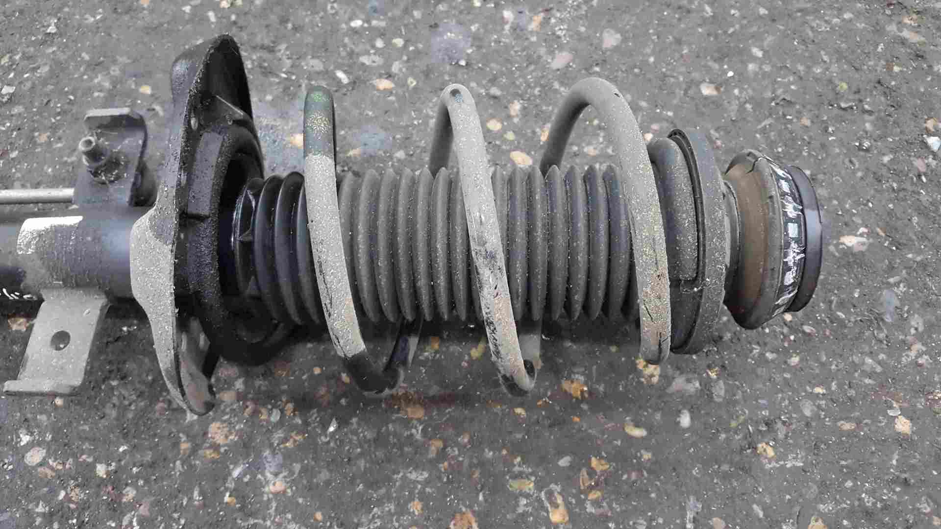 Thumb 2 Renault Clio MK5 2019-2021 1.3 TCe Drivers OSF Front Spring Suspension Leg