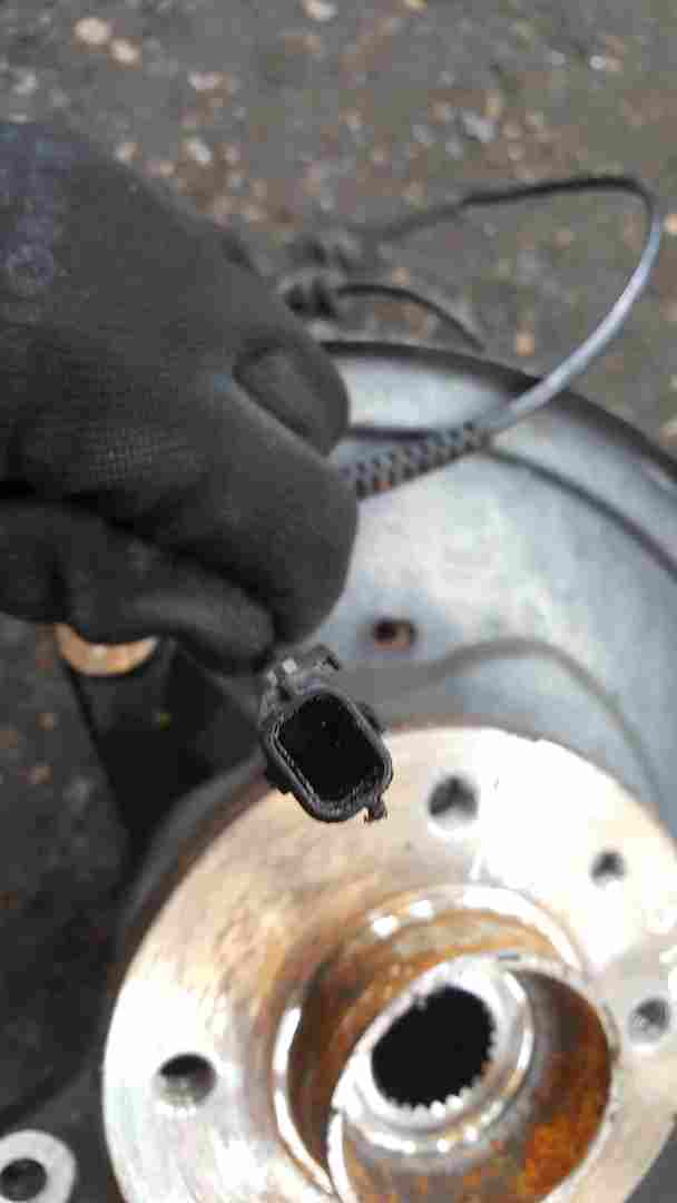 Thumb 2 Renault Clio MK5 2019-2021 Passenger NSF Front Wheel Hub + ABS Sensor